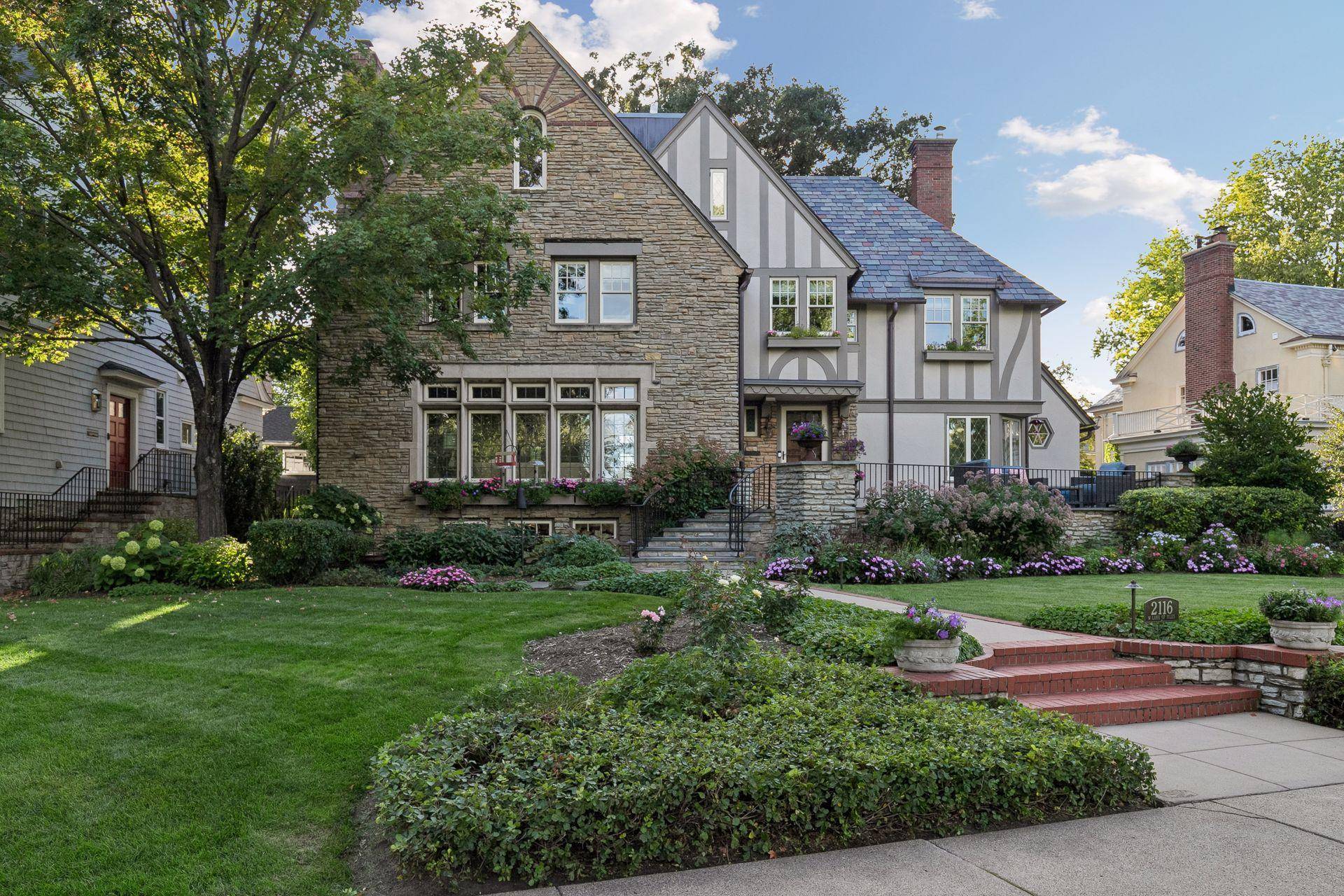 2116 W Lake Of The Isles Pkwy, Minneapolis, MN 55405