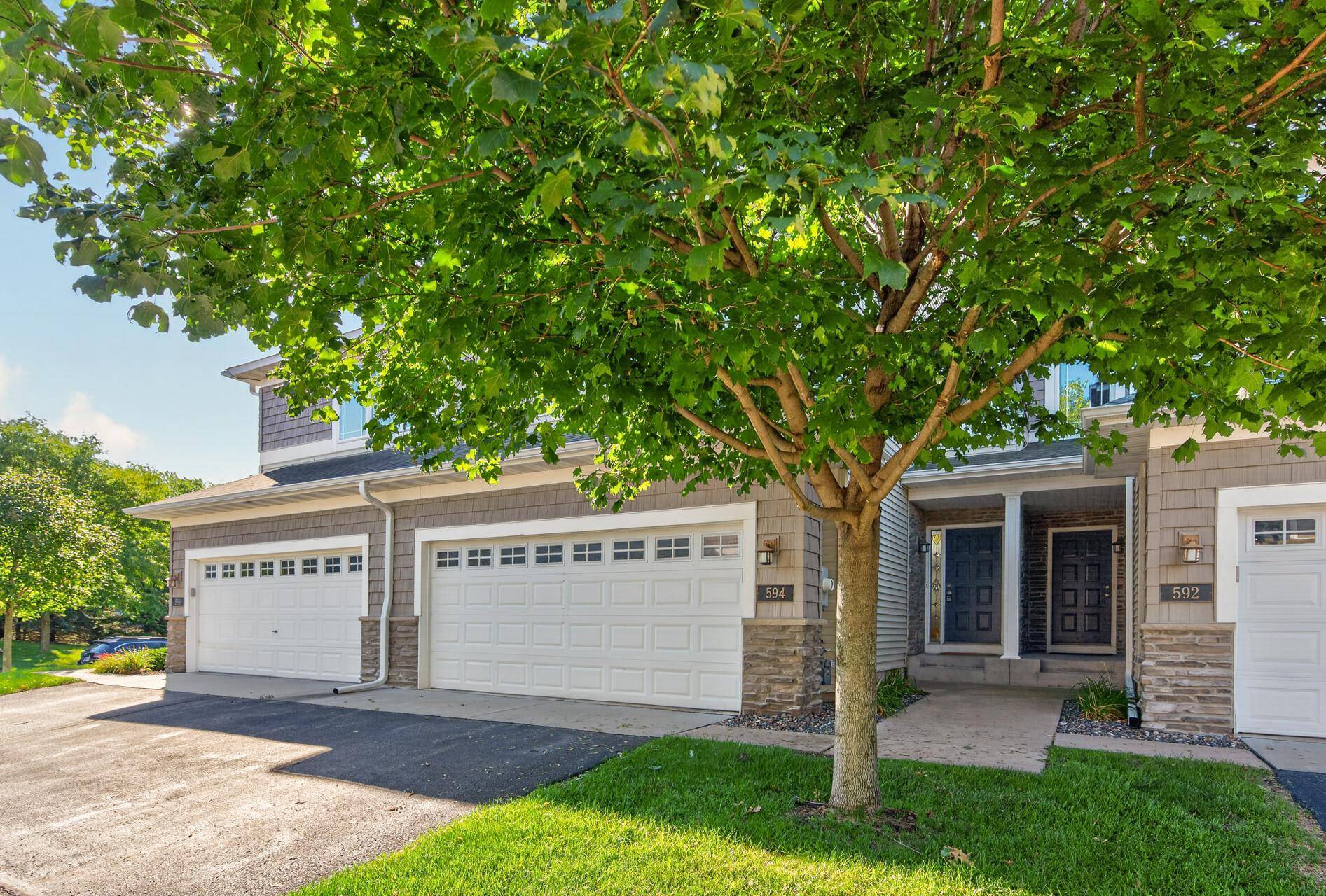 594 Sutherland DR, Woodbury, MN 55129