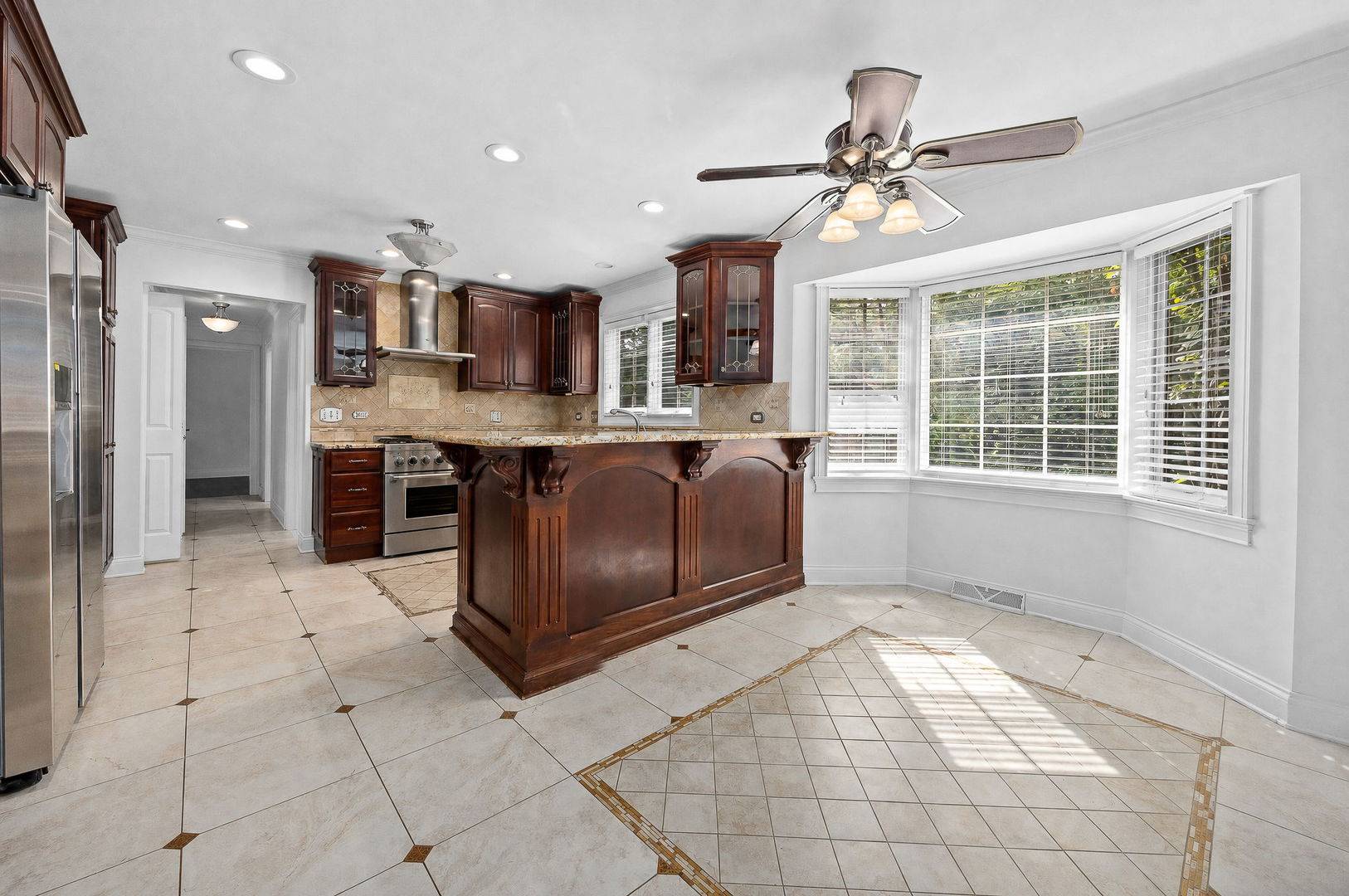 6342 Martin DR, Willowbrook, IL 60527