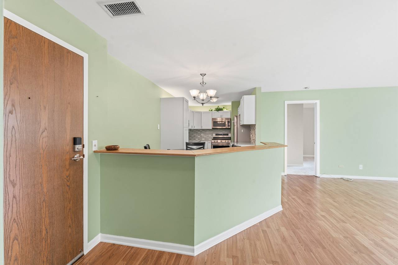 815 Leicester RD #217, Elk Grove Village, IL 60007