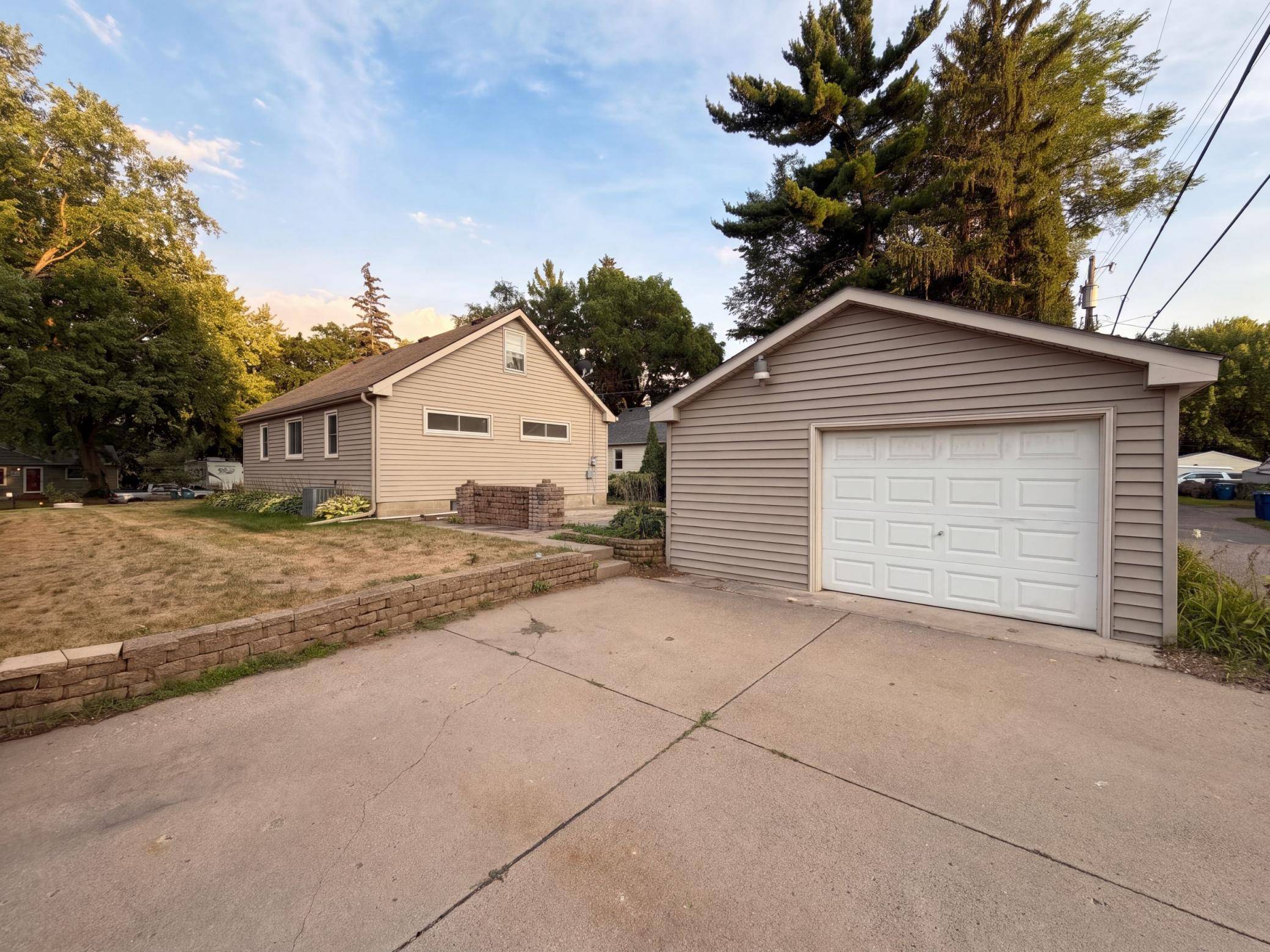 572 11th AVE NW, New Brighton, MN 55112