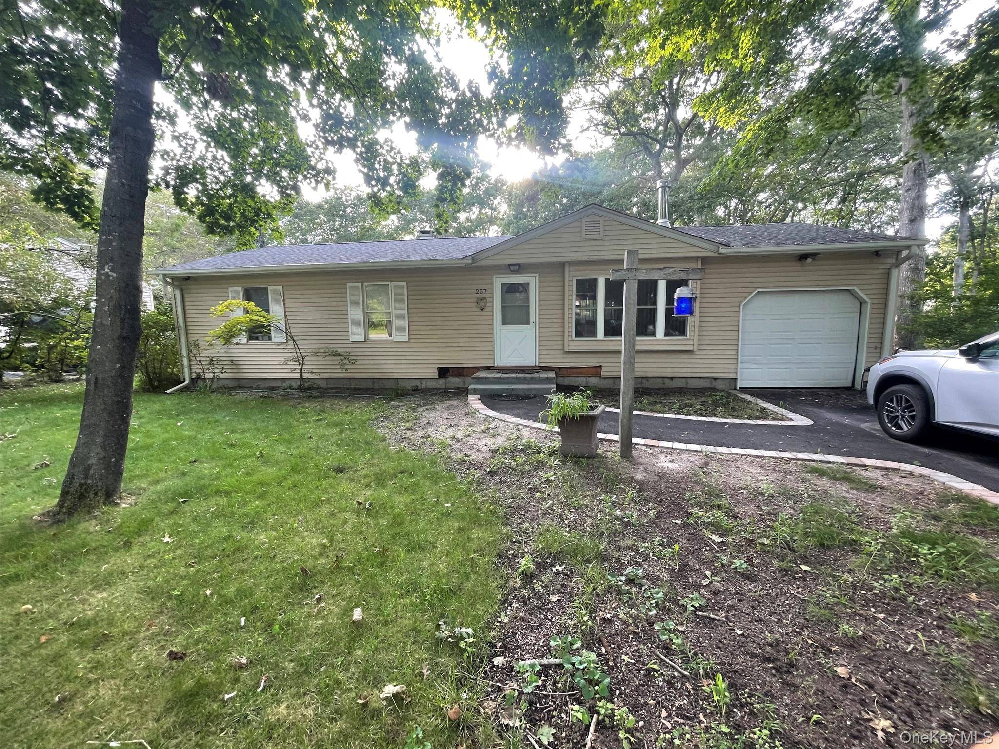 257 Parkway DR, Calverton, NY 11933