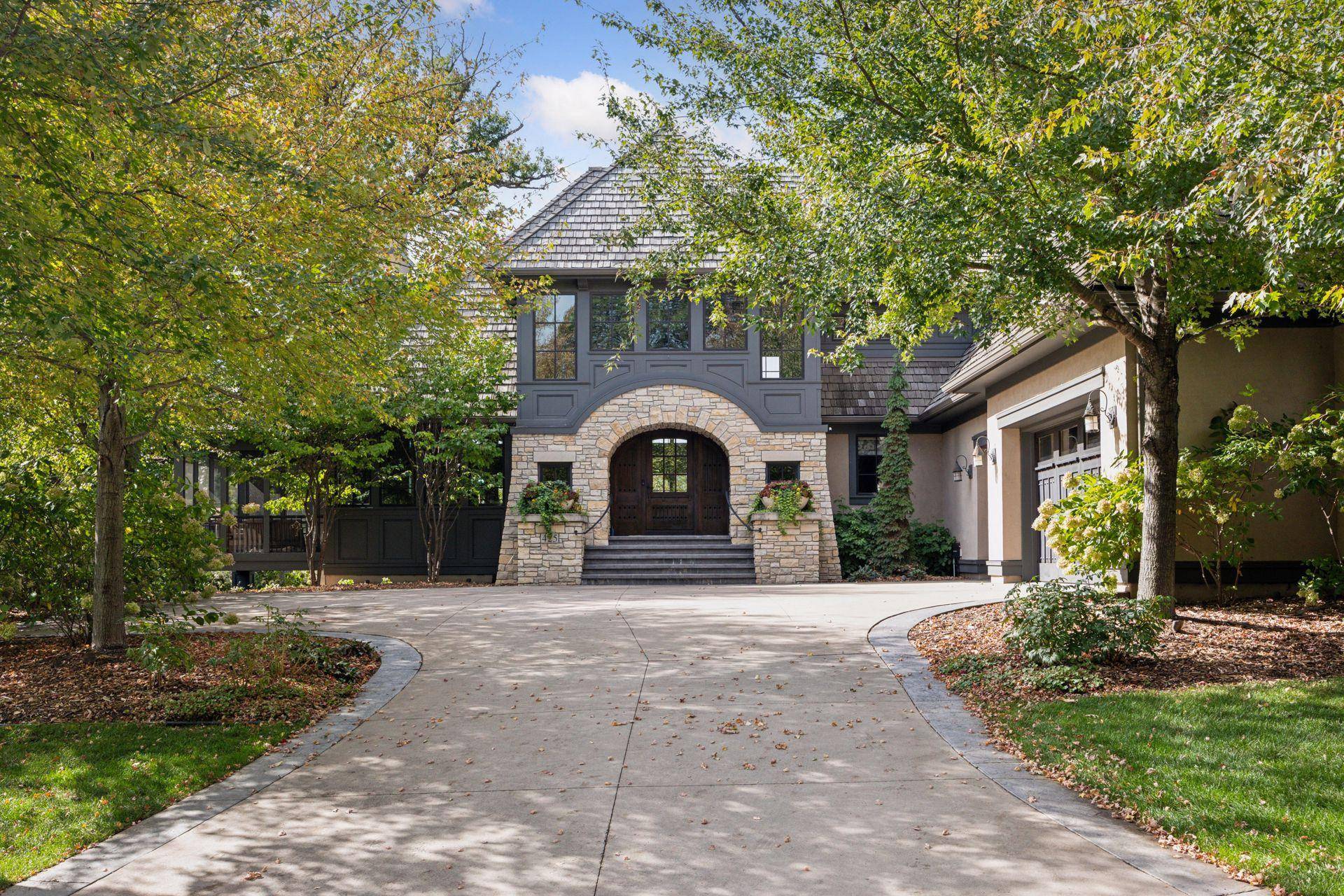 425 Carpenters PT, Wayzata, MN 55391
