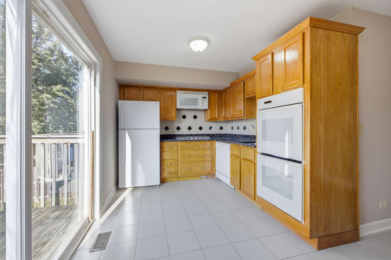 2038 Farnham CT, Schaumburg, IL 60194