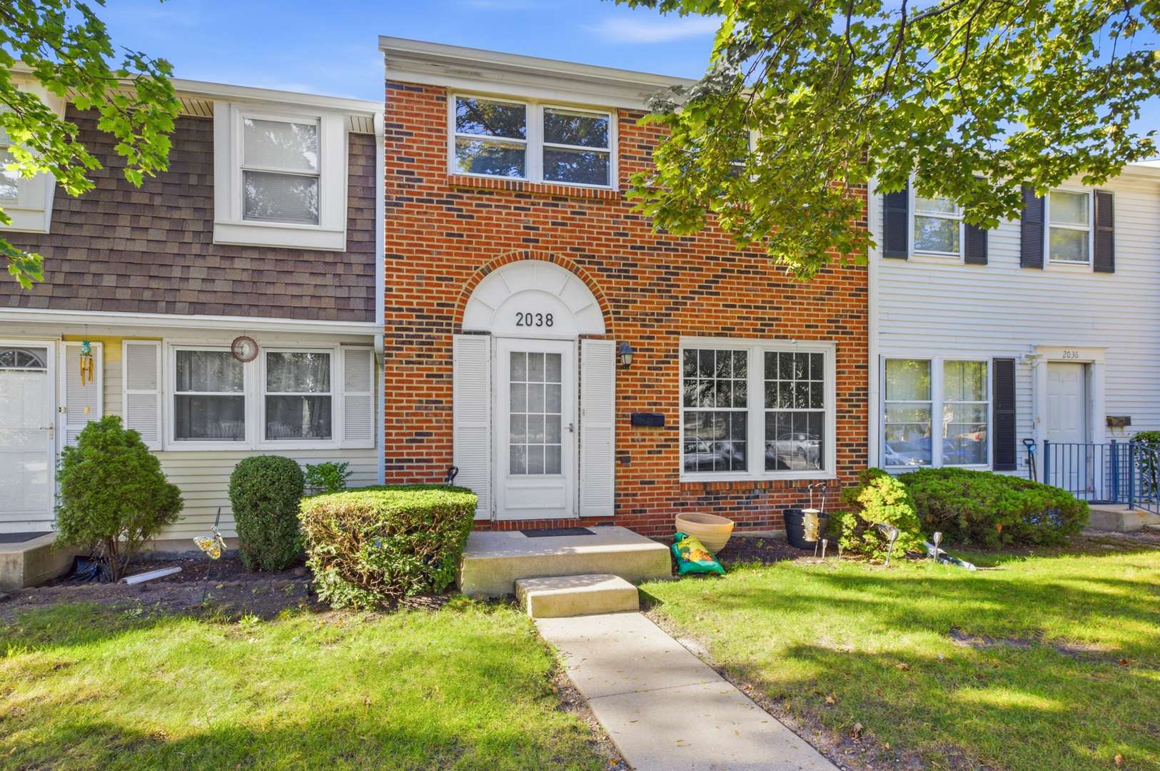 2038 Farnham CT, Schaumburg, IL 60194