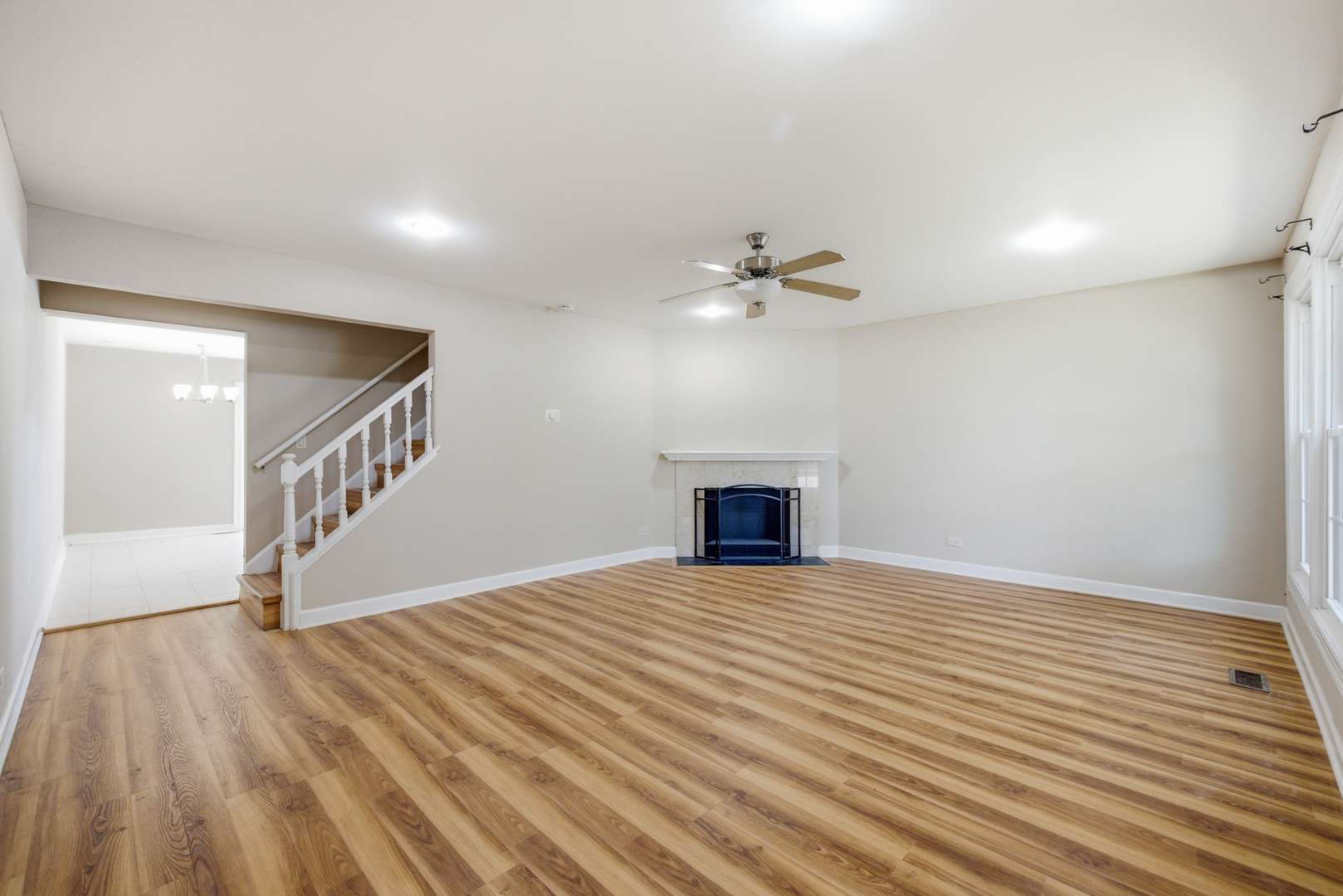 2038 Farnham CT, Schaumburg, IL 60194
