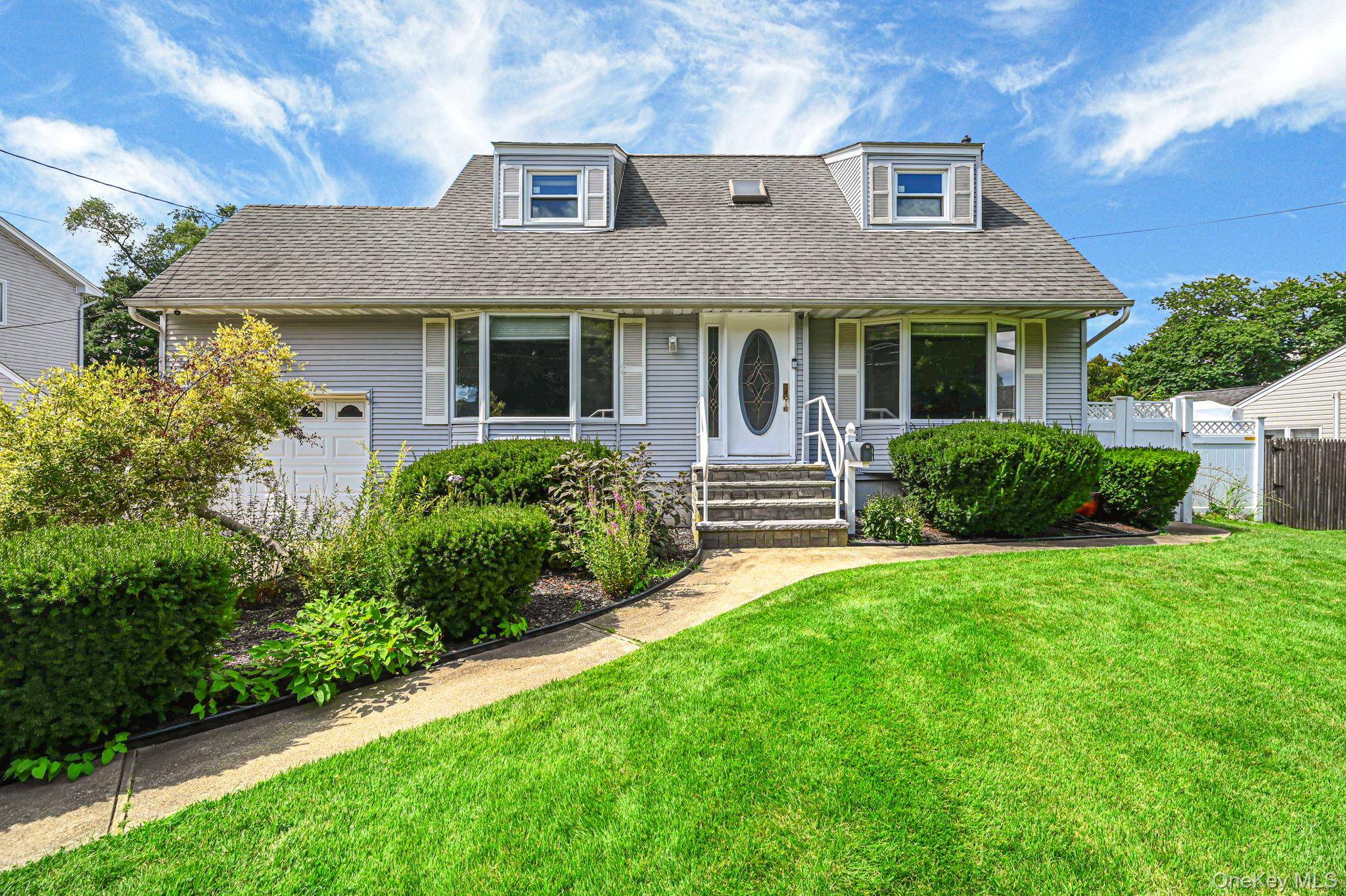 616 Pat DR, West Islip, NY 11795