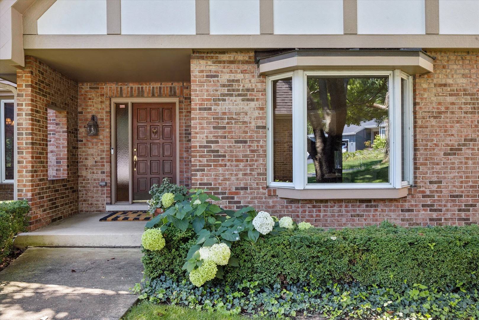 6402 Indian Head CT, Indian Head Park, IL 60525