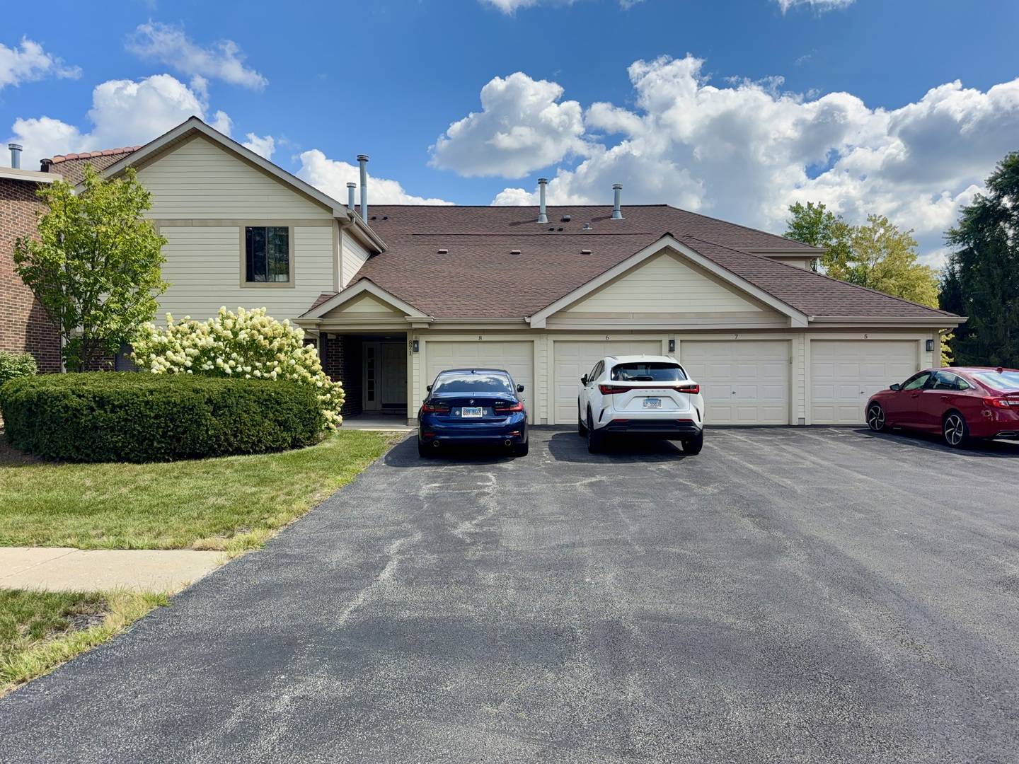 871 E Coach RD #5, Palatine, IL 60074