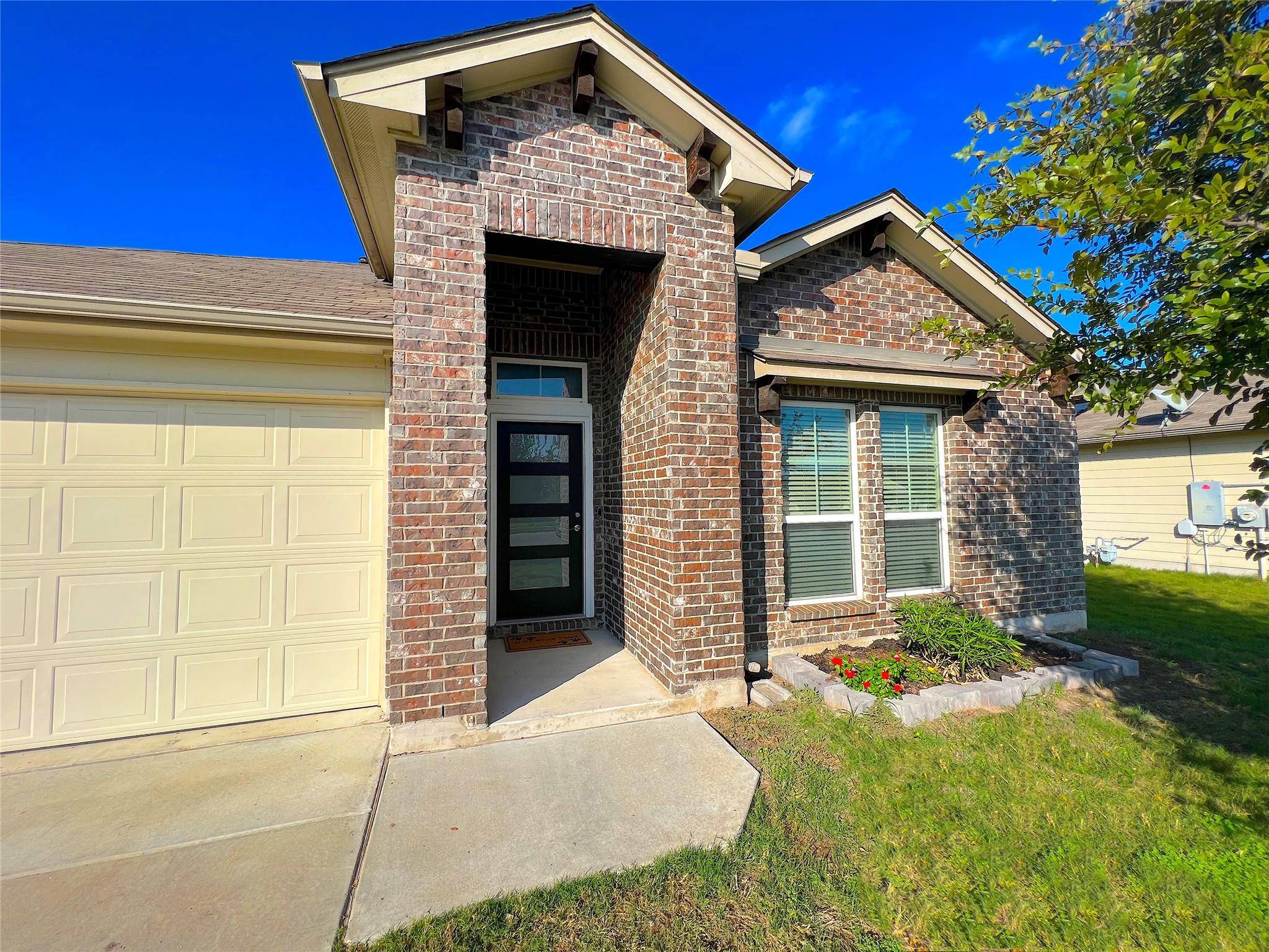 802 Mitchell DR, Hutto, TX 78634