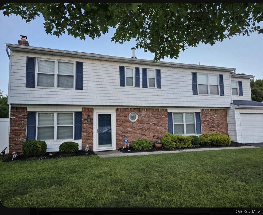 7 Springmeadow DR, Holbrook, NY 11741
