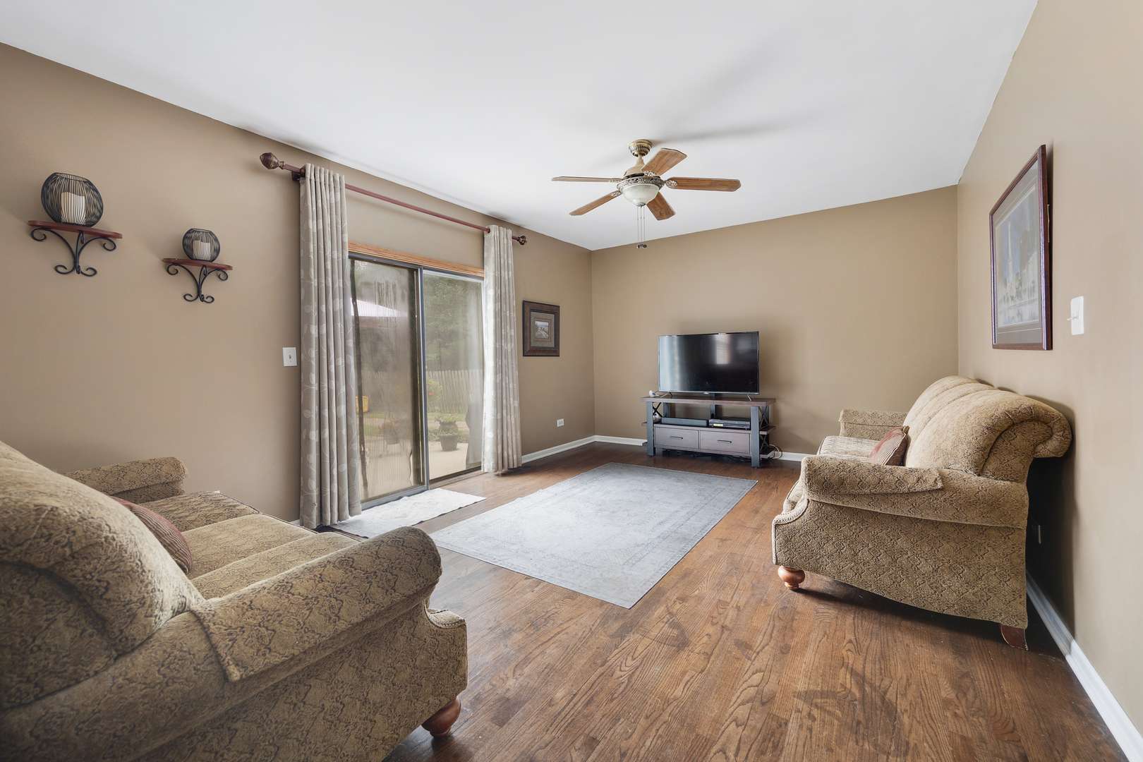 717 S Point DR, Schaumburg, IL 60193