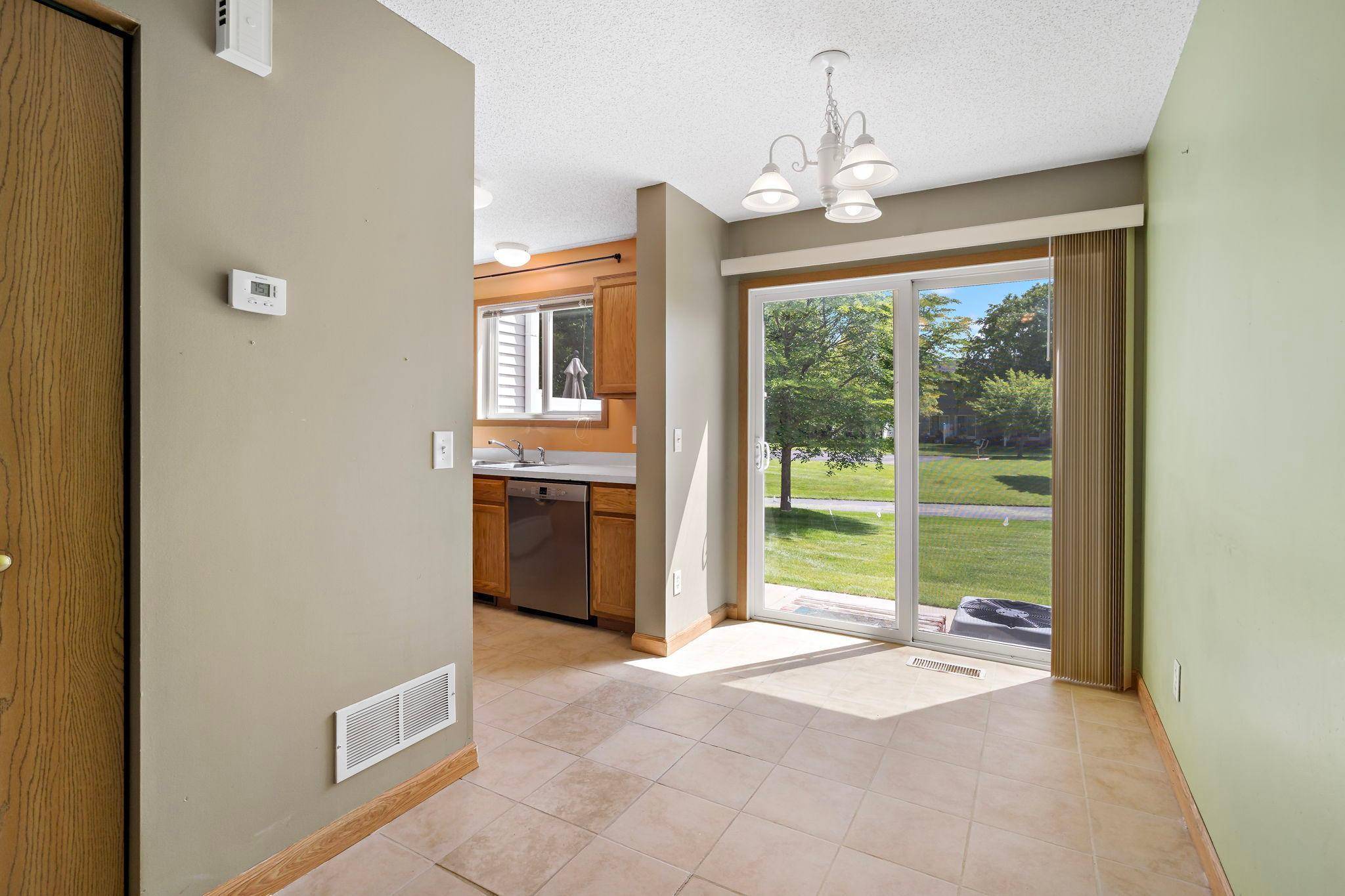 7772 Arboretum Village CIR, Chanhassen, MN 55317