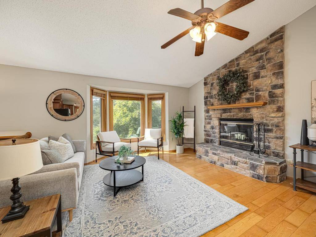 11900 Baypoint DR, Burnsville, MN 55337
