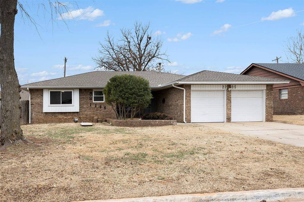 2205 Bellaire DR, Moore, OK 73160