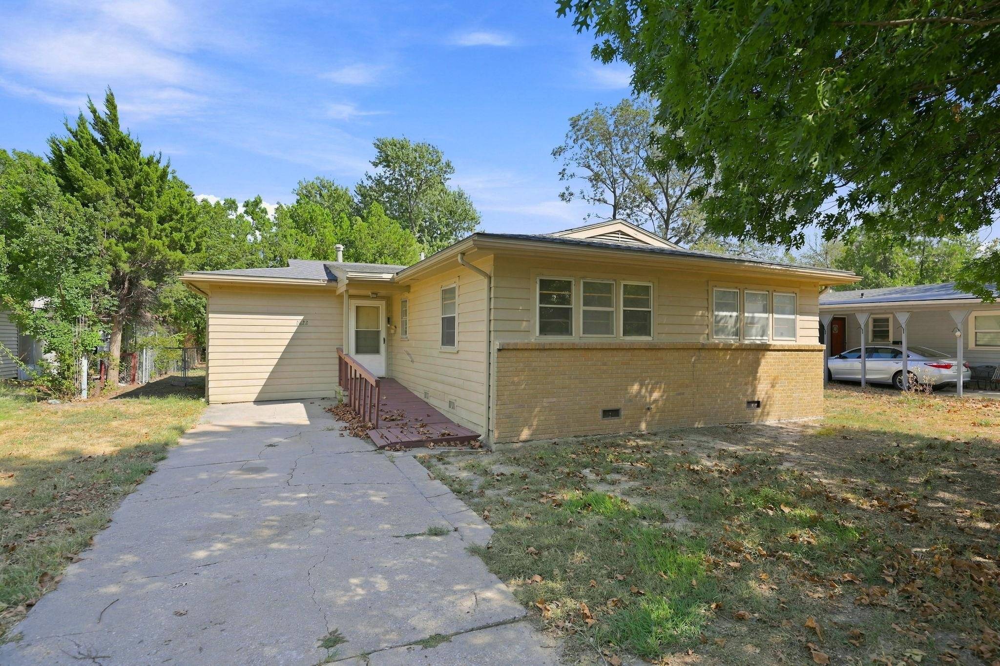 2822 S Santa fe, Wichita, KS 67216
