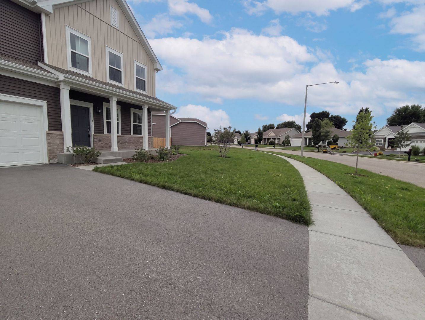 418 Fairway LN, Sycamore, IL 60178