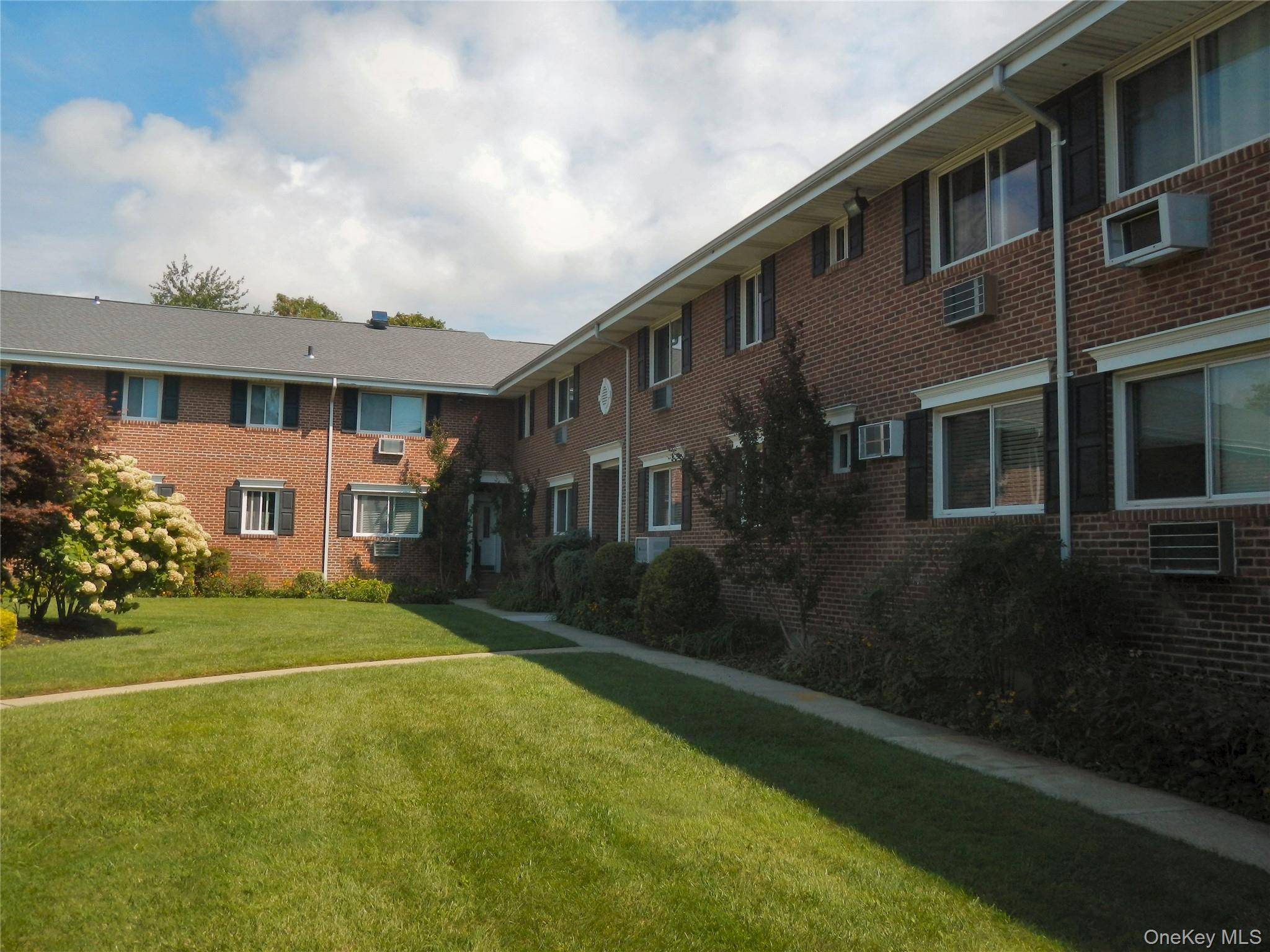 200 Merrick RD #H, Amityville, NY 11701