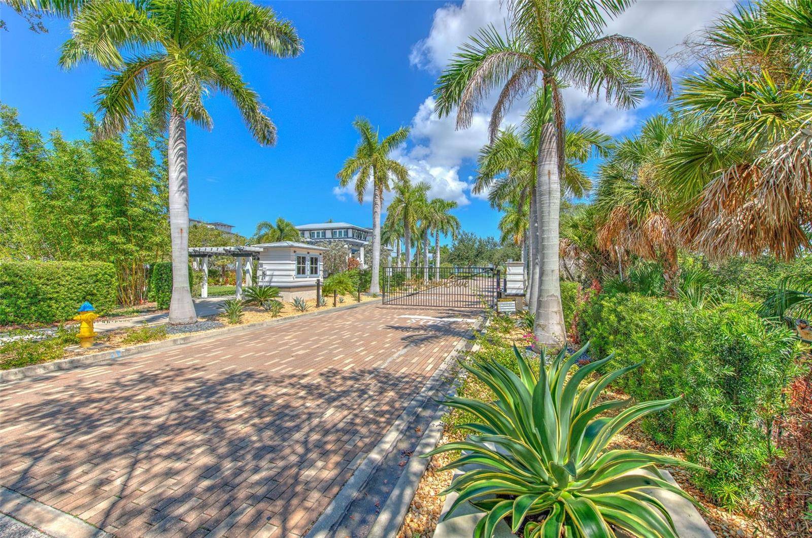 911 SEAGRAPE DR, Ruskin, FL 33570