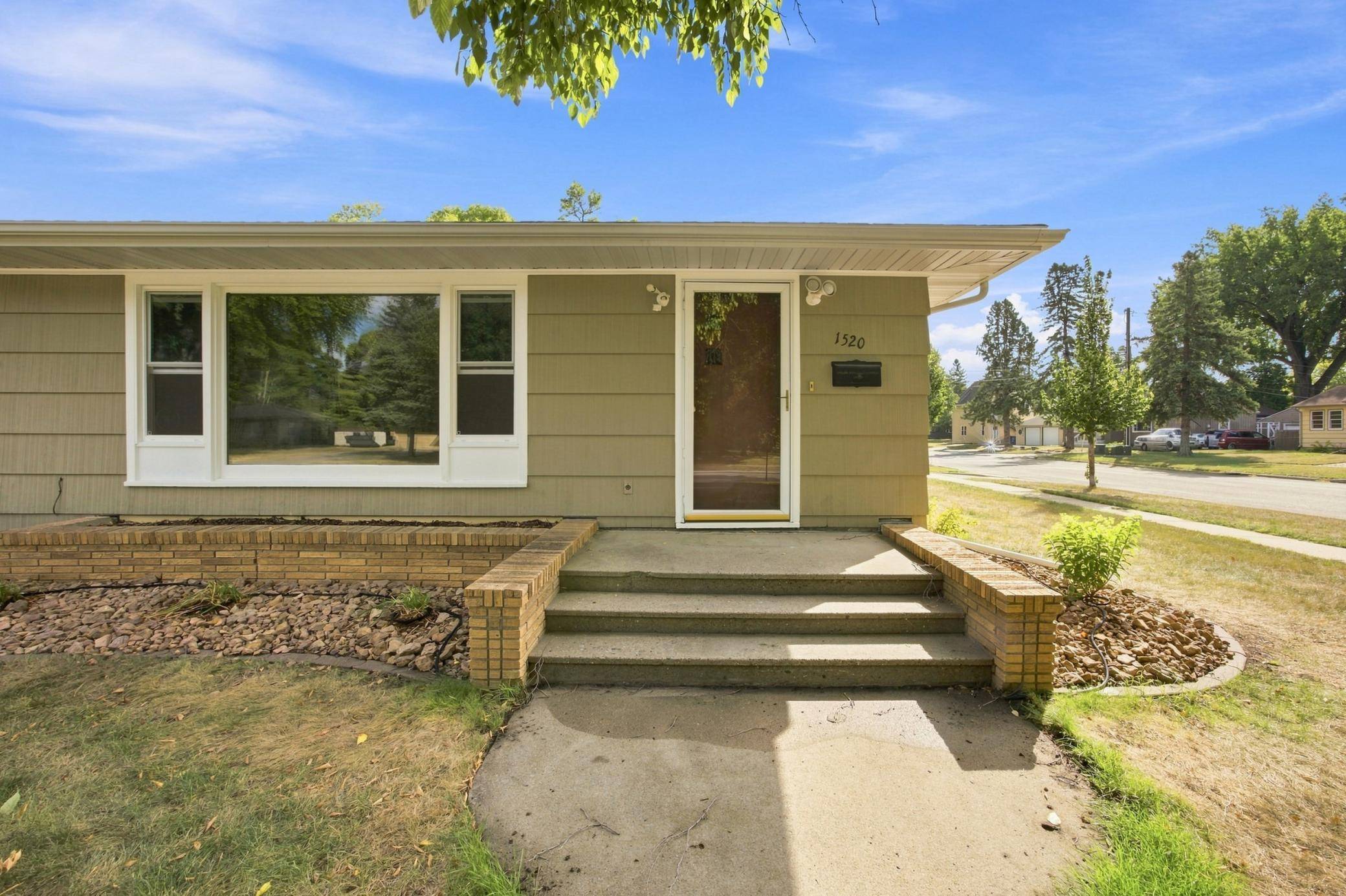 1520 3rd ST S, Moorhead, MN 56560
