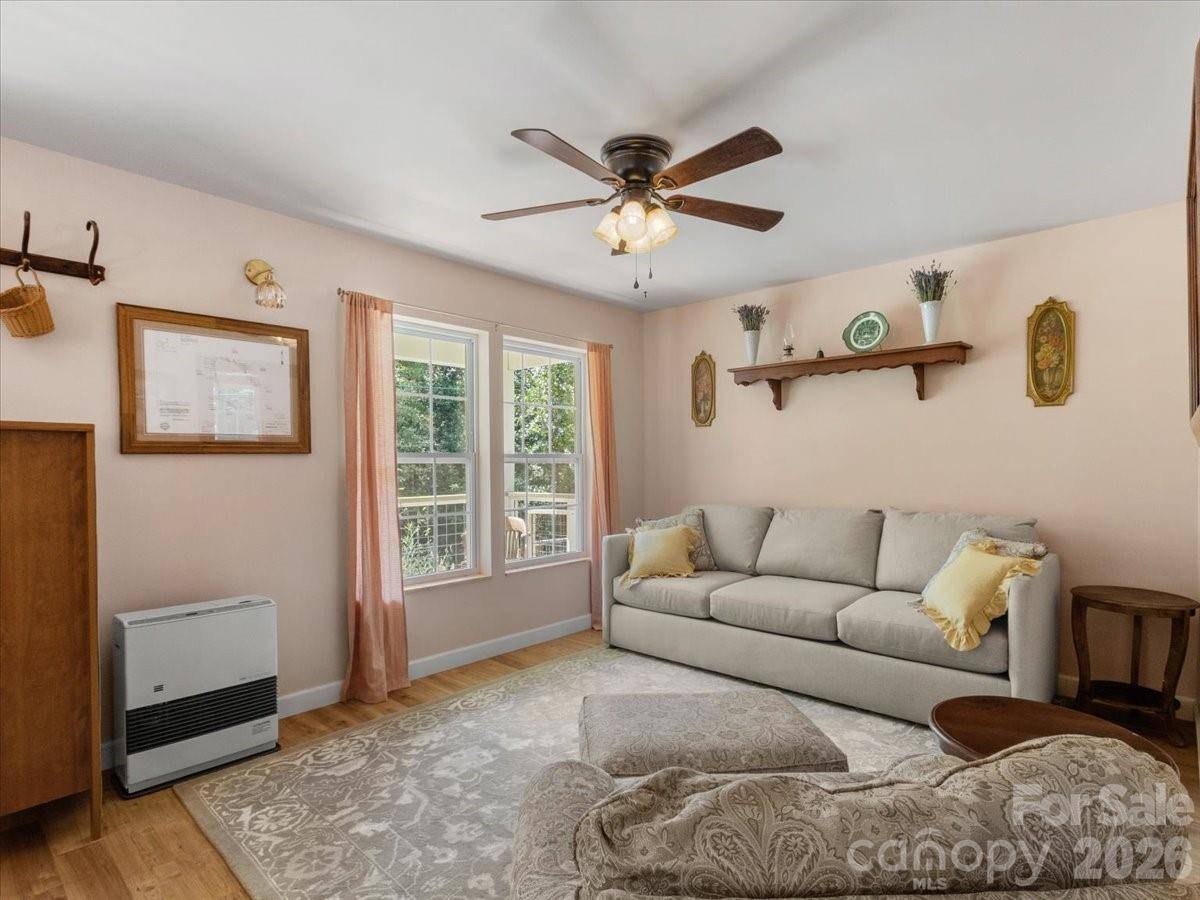 427 Hardscrabble RD, Burnsville, NC 28714