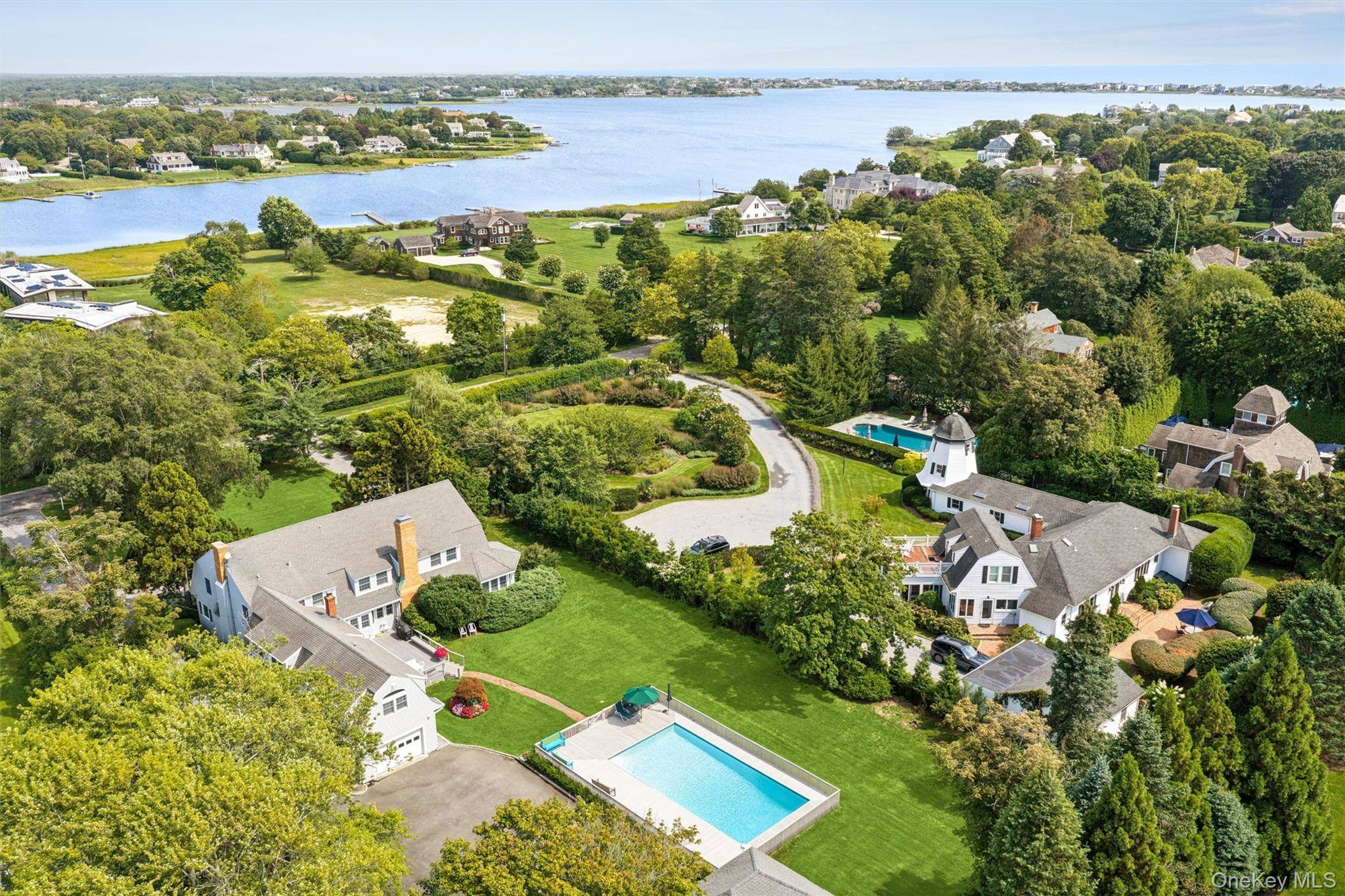 21 Seafield LN, Westhampton Beach, NY 11978