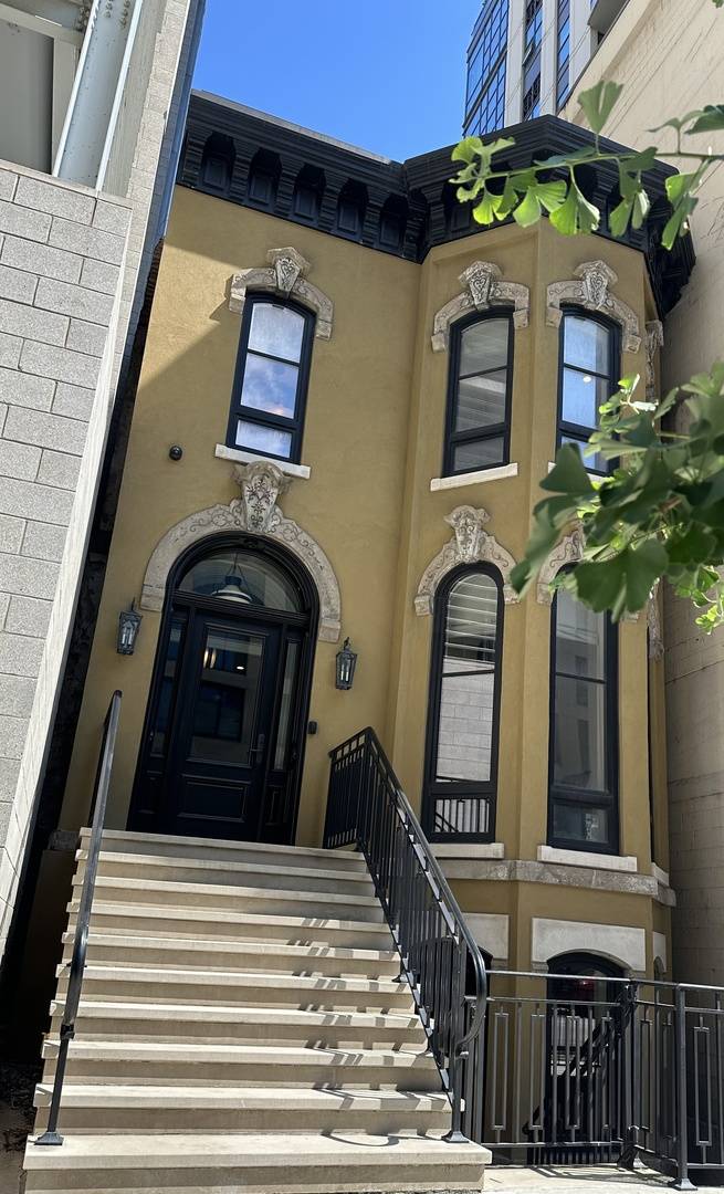 154 W Superior ST, Chicago, IL 60654