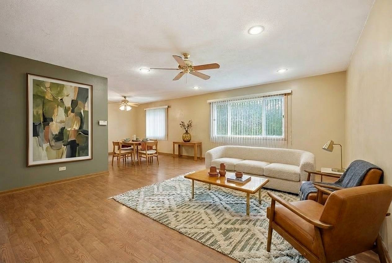 1381 Volkamer TRL, Elk Grove Village, IL 60007