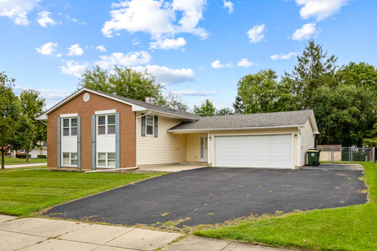 1381 Volkamer TRL, Elk Grove Village, IL 60007