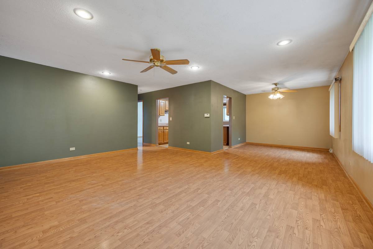 1381 Volkamer TRL, Elk Grove Village, IL 60007