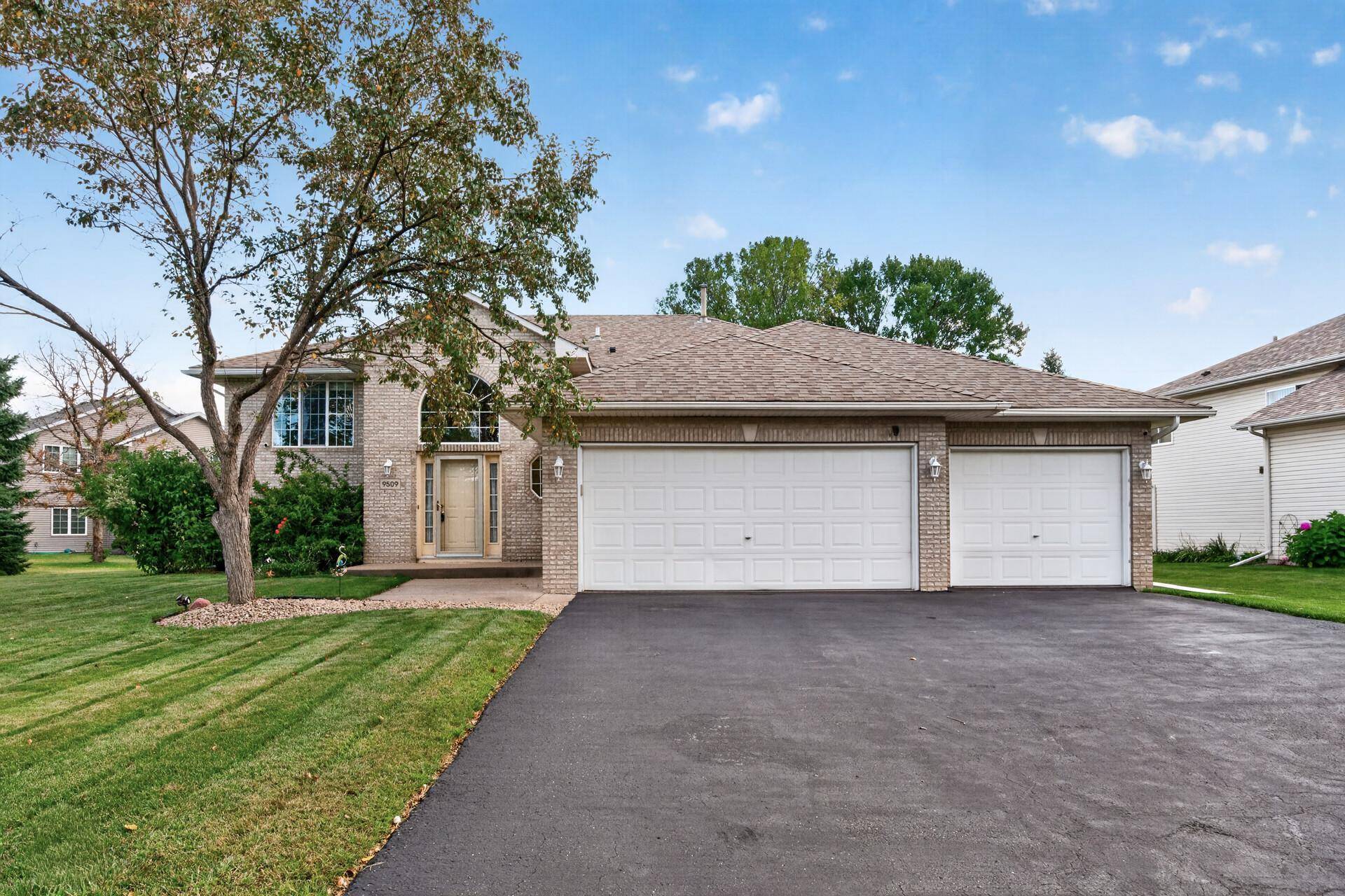 9509 Dogwood AVE N, Brooklyn Park, MN 55443