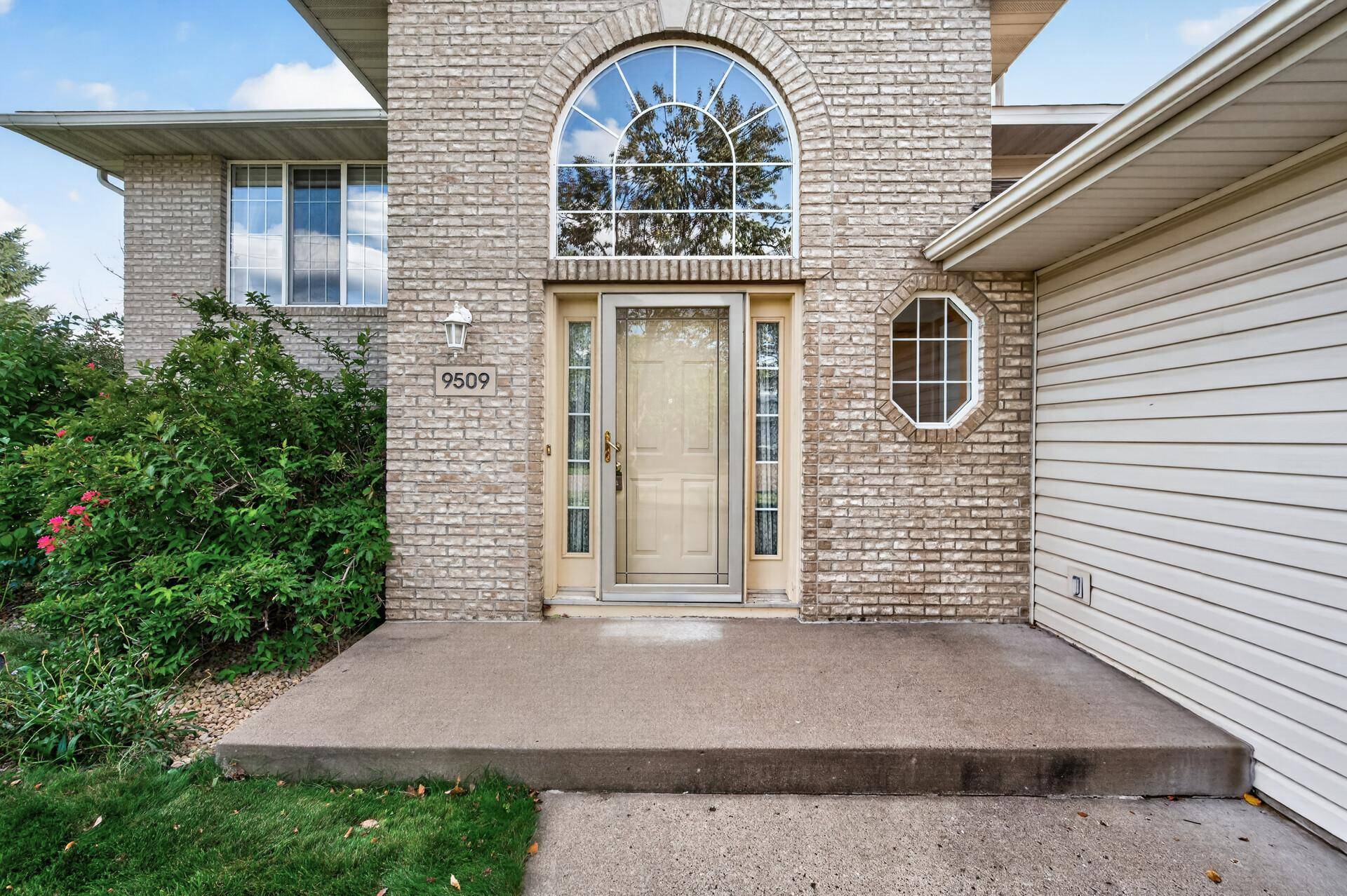 9509 Dogwood AVE N, Brooklyn Park, MN 55443
