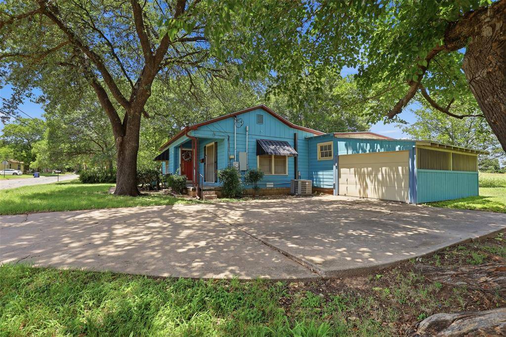 902 W Bridge Street, Granbury, TX 76048
