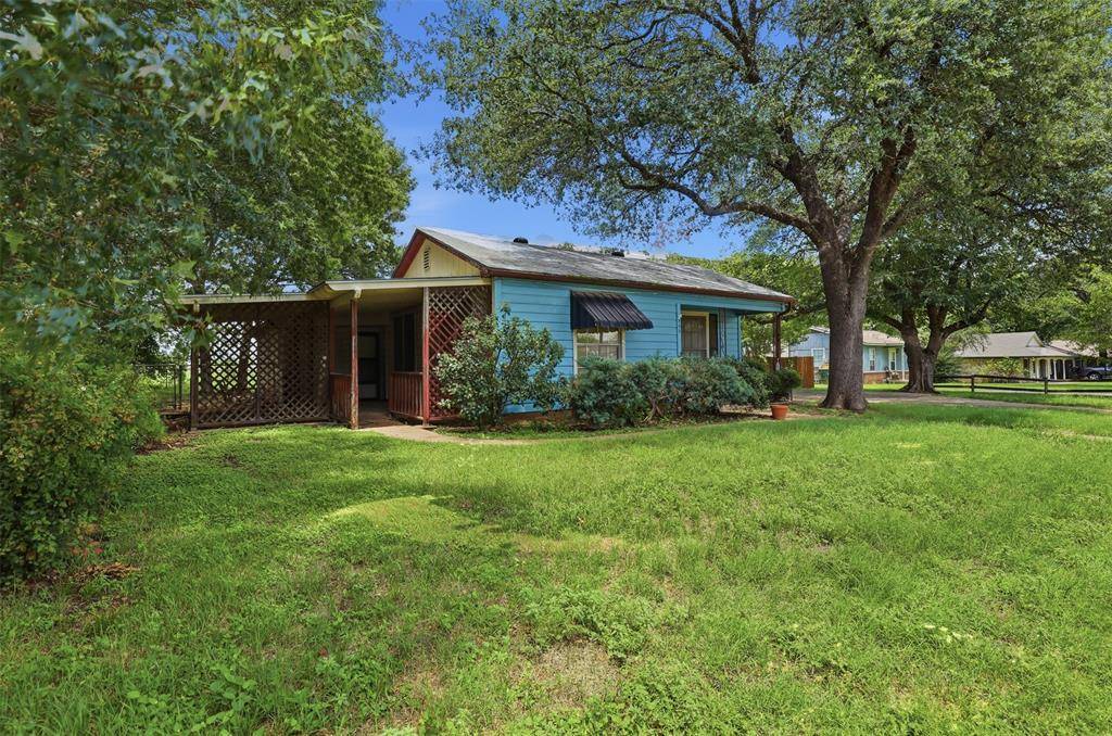 902 W Bridge Street, Granbury, TX 76048