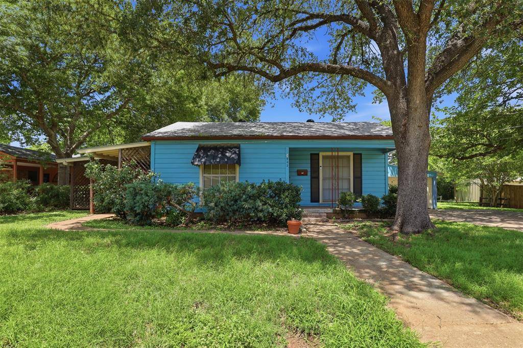 902 W Bridge Street, Granbury, TX 76048