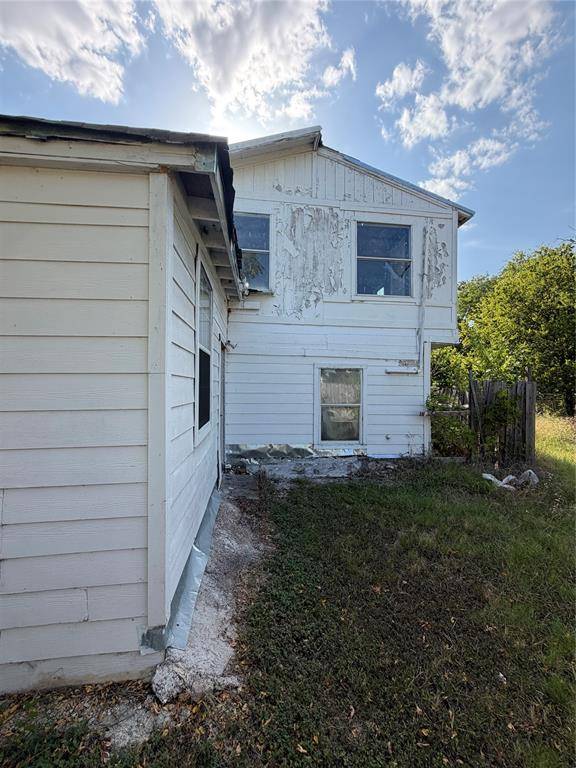 233 W Hammond Street, Lancaster, TX 75146