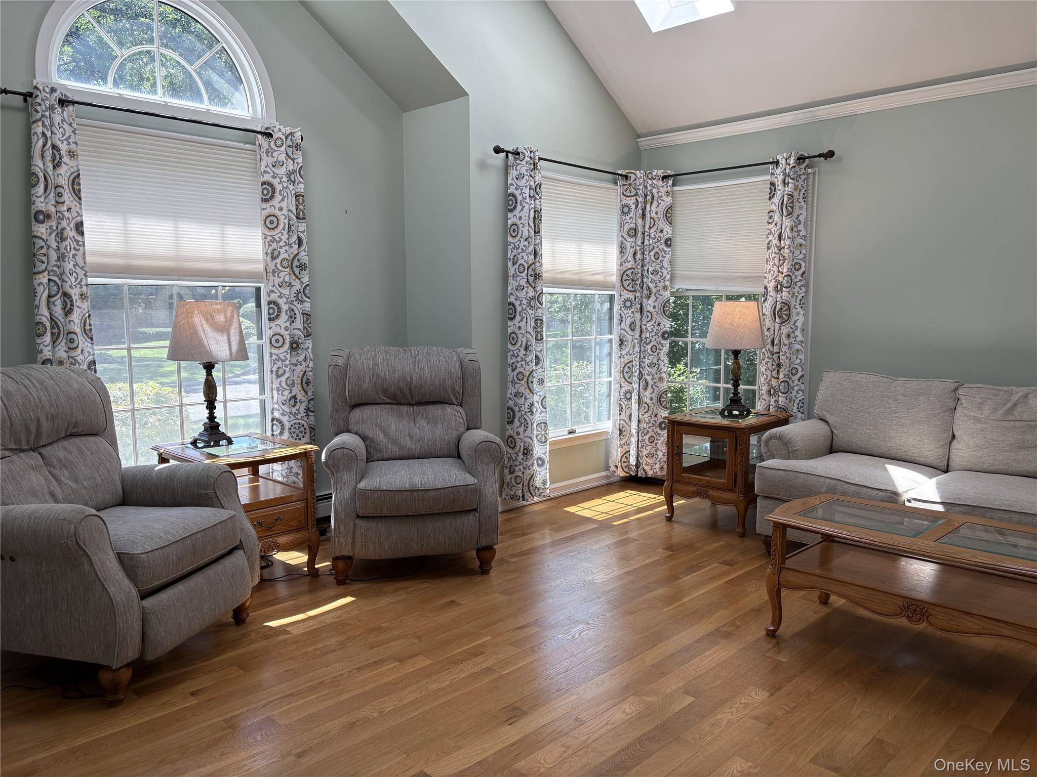 3 Woodhollow CT, Medford, NY 11763