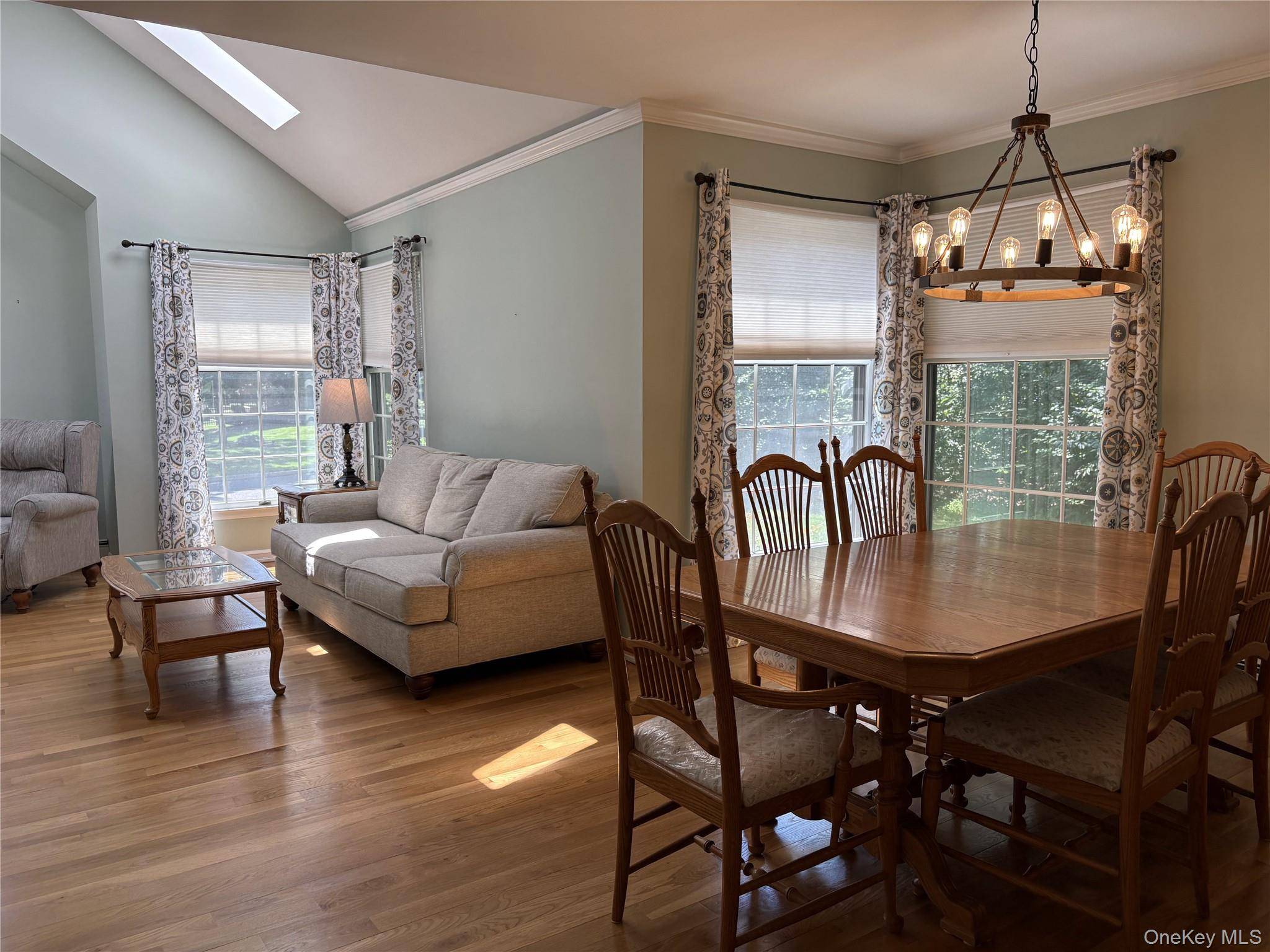 3 Woodhollow CT, Medford, NY 11763