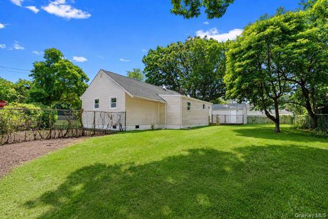 1340 Manor LN, Bay Shore, NY 11706