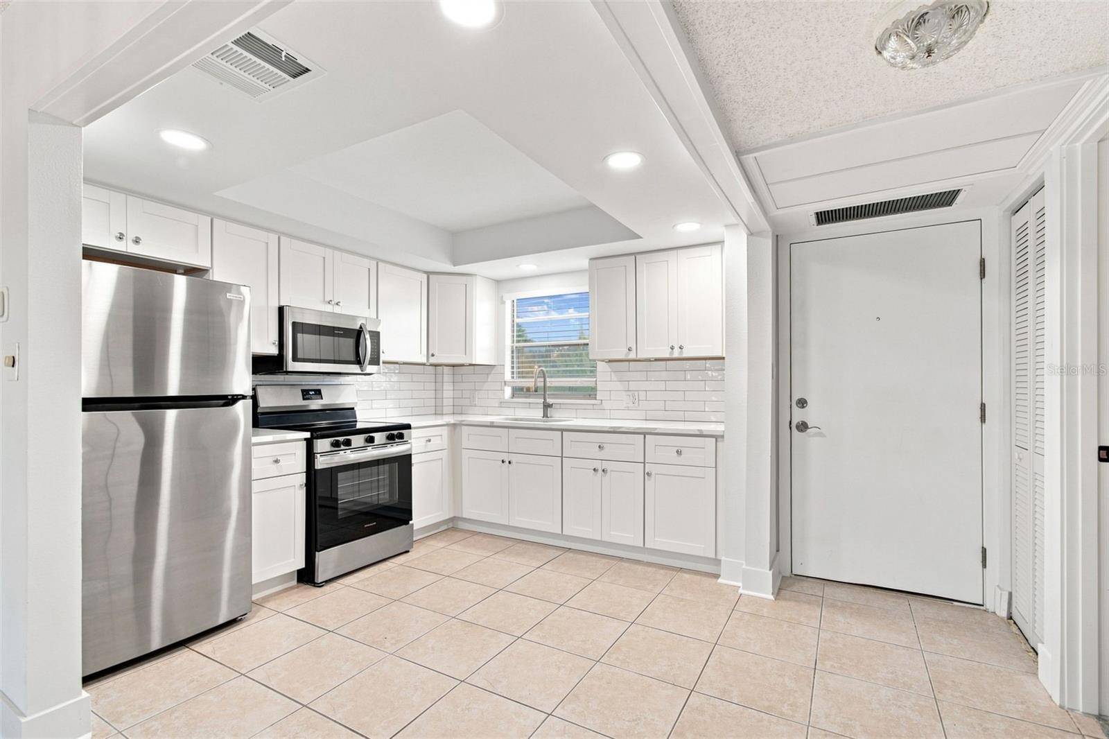 4650 COVE CIR #104, St Petersburg, FL 33708