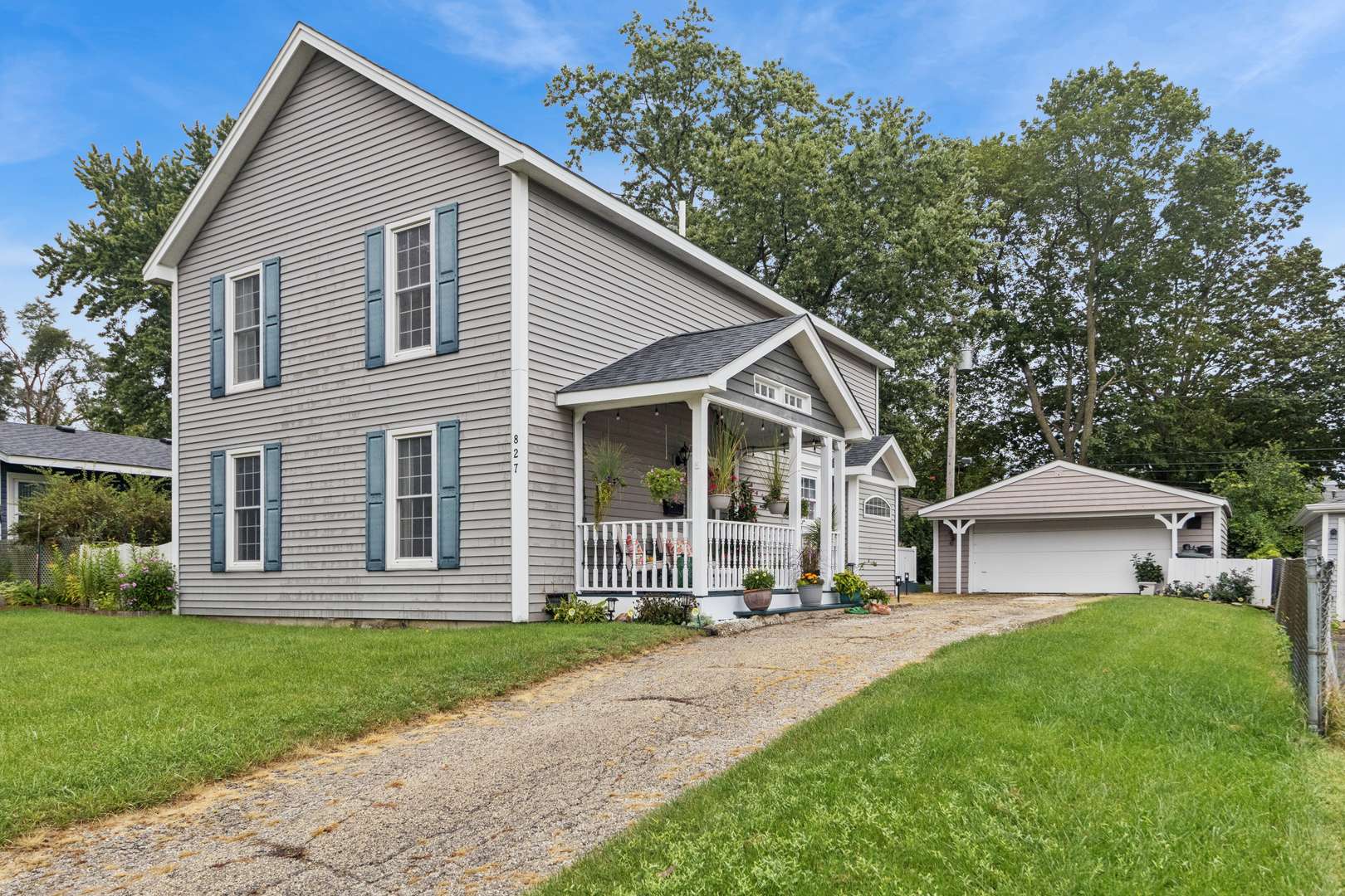 827 Salem LN, Carpentersville, IL 60110