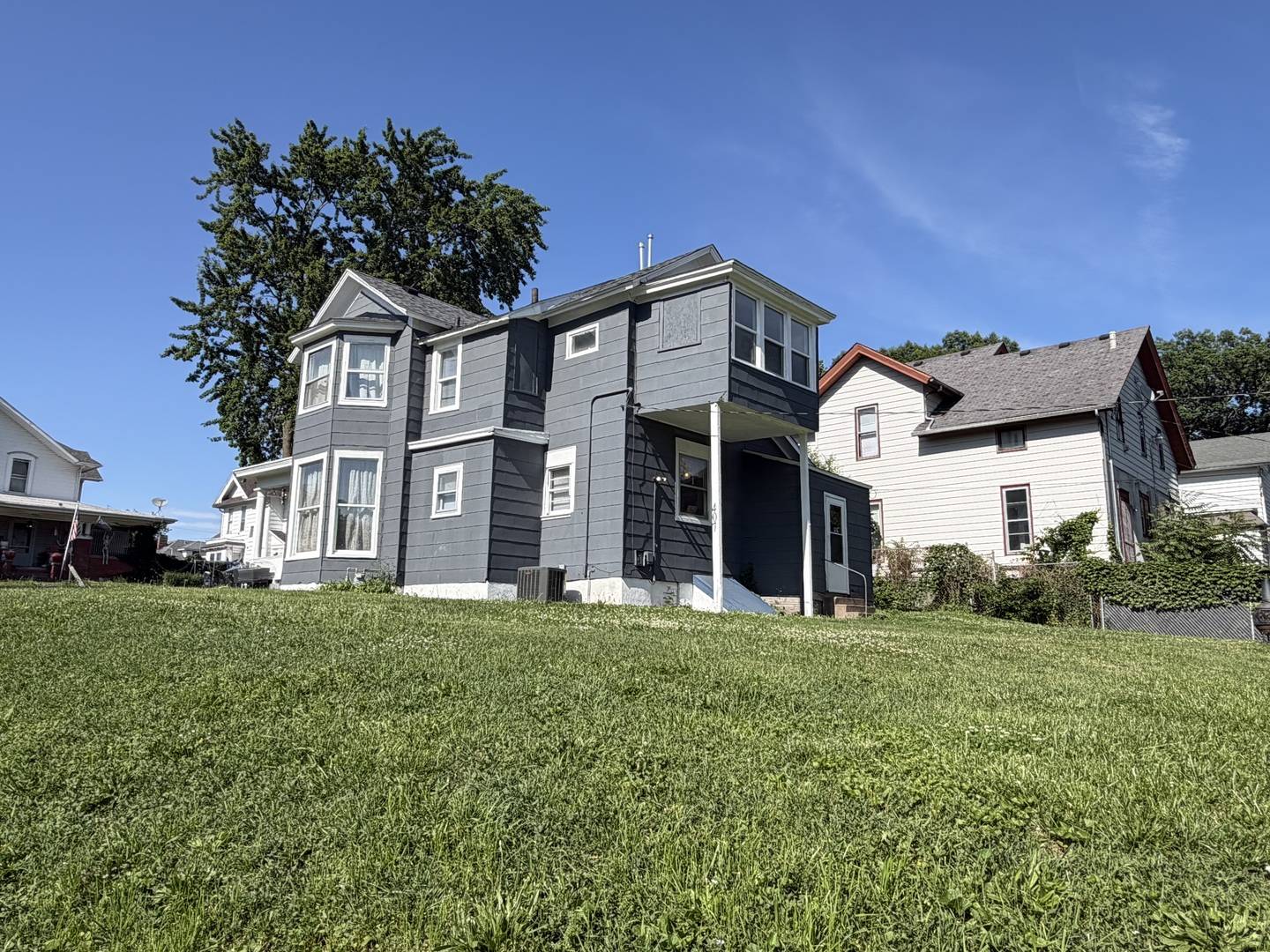 407 E 14th ST, Davenport, IA 52803