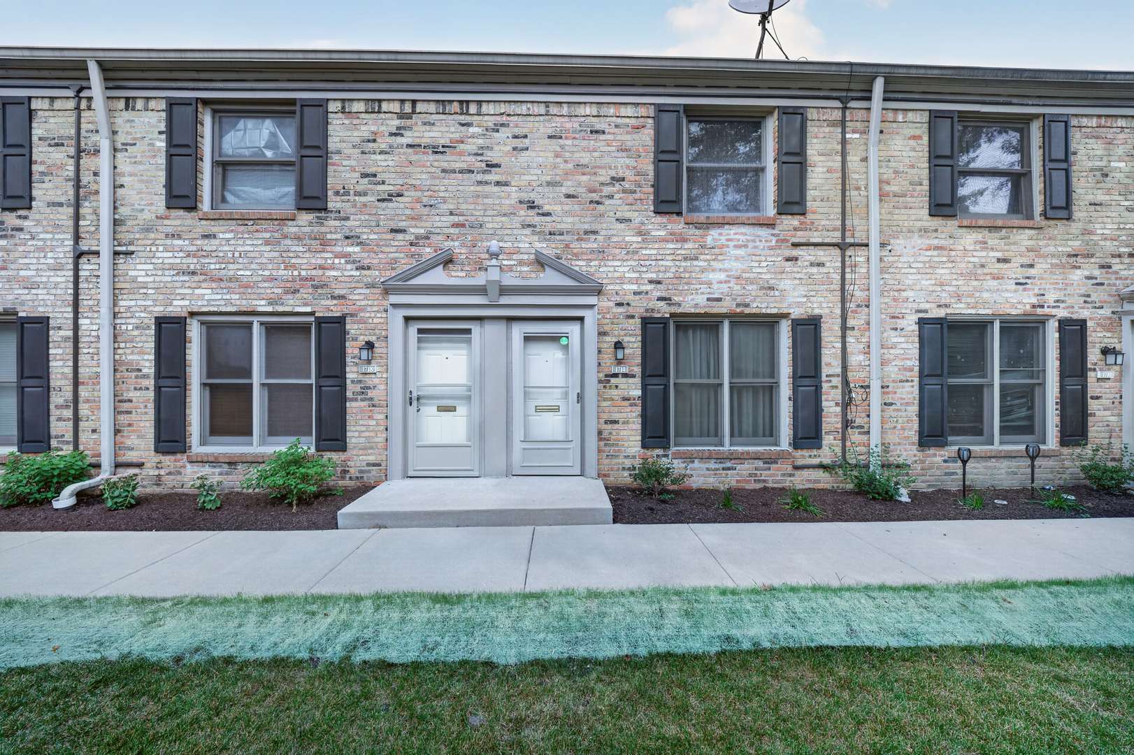 1714 Sessions WALK, Hoffman Estates, IL 60169