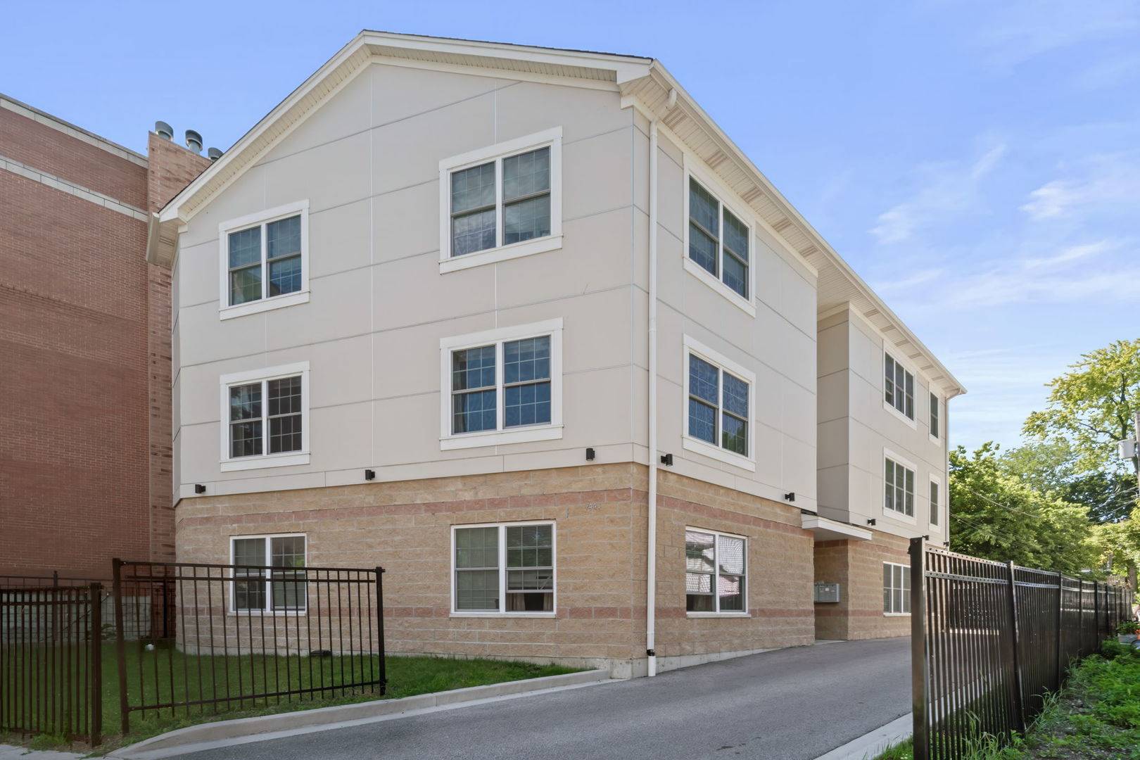 7441 N Rogers AVE, Chicago, IL 60626