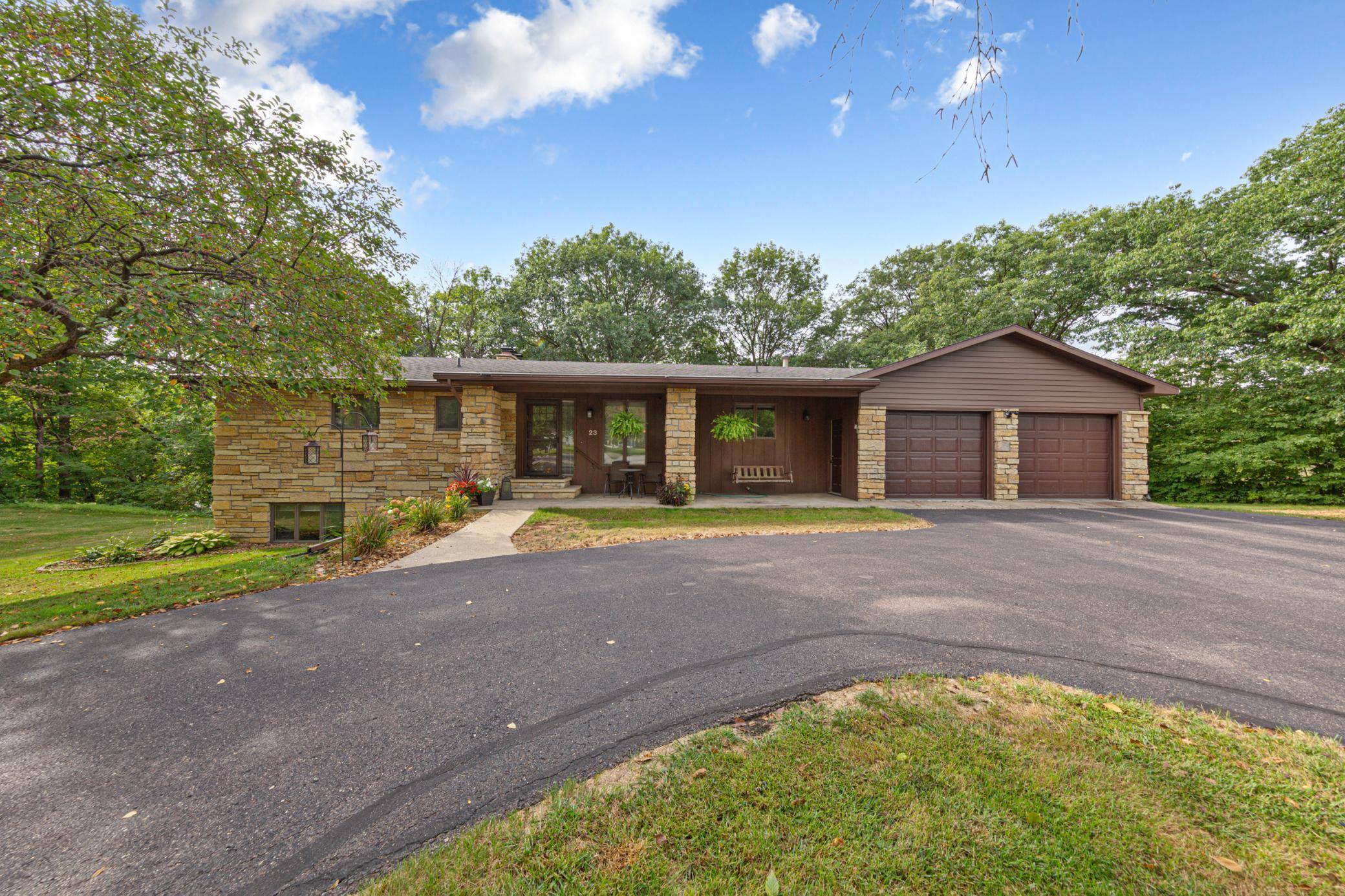 23 Holiday CT, North Mankato, MN 56003