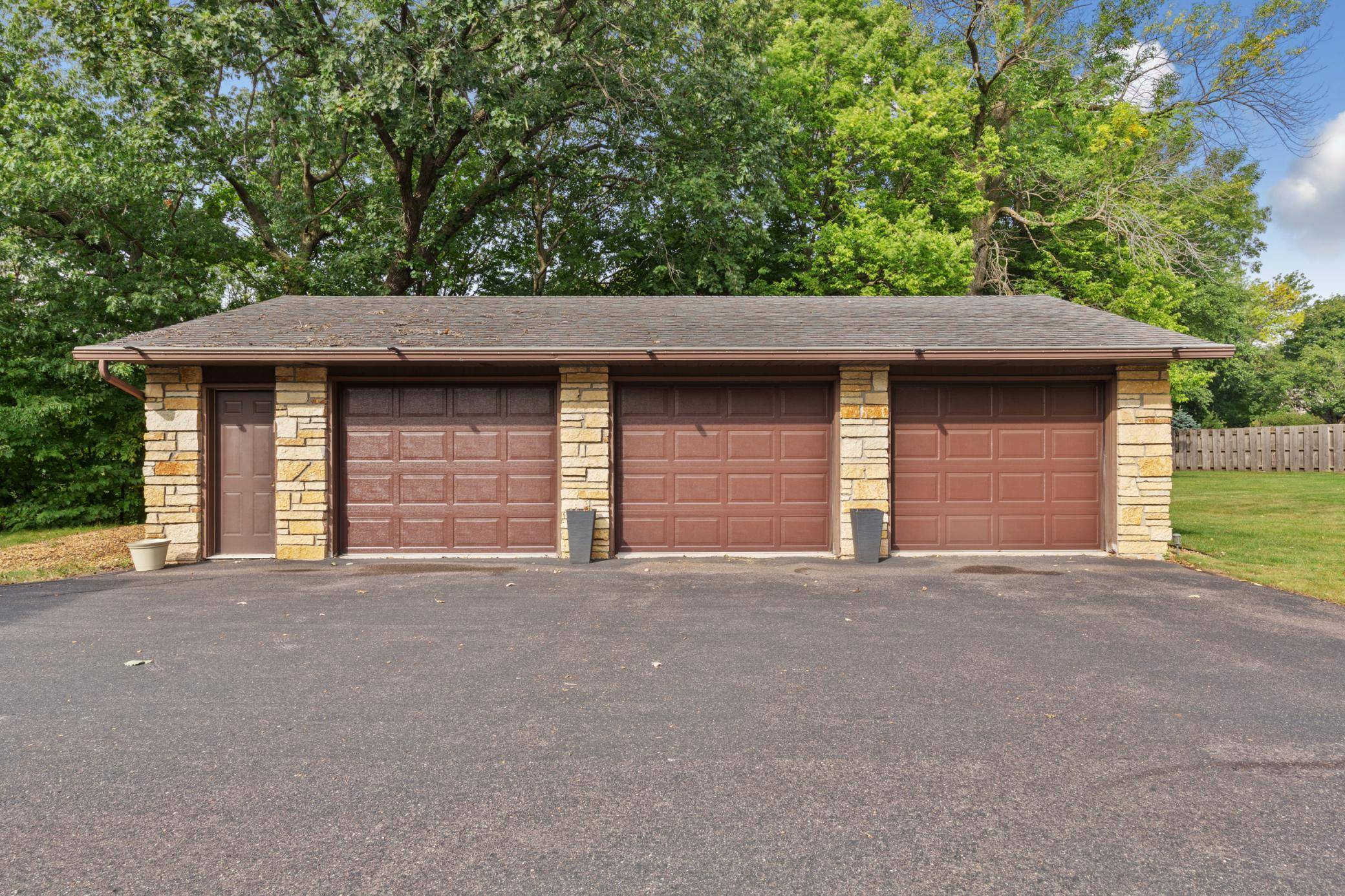23 Holiday CT, North Mankato, MN 56003