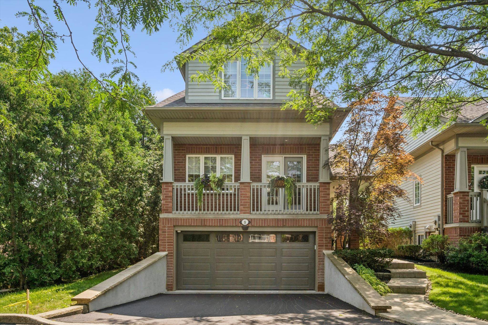 263 Plains RD W #5, Burlington, ON L7T 1G1