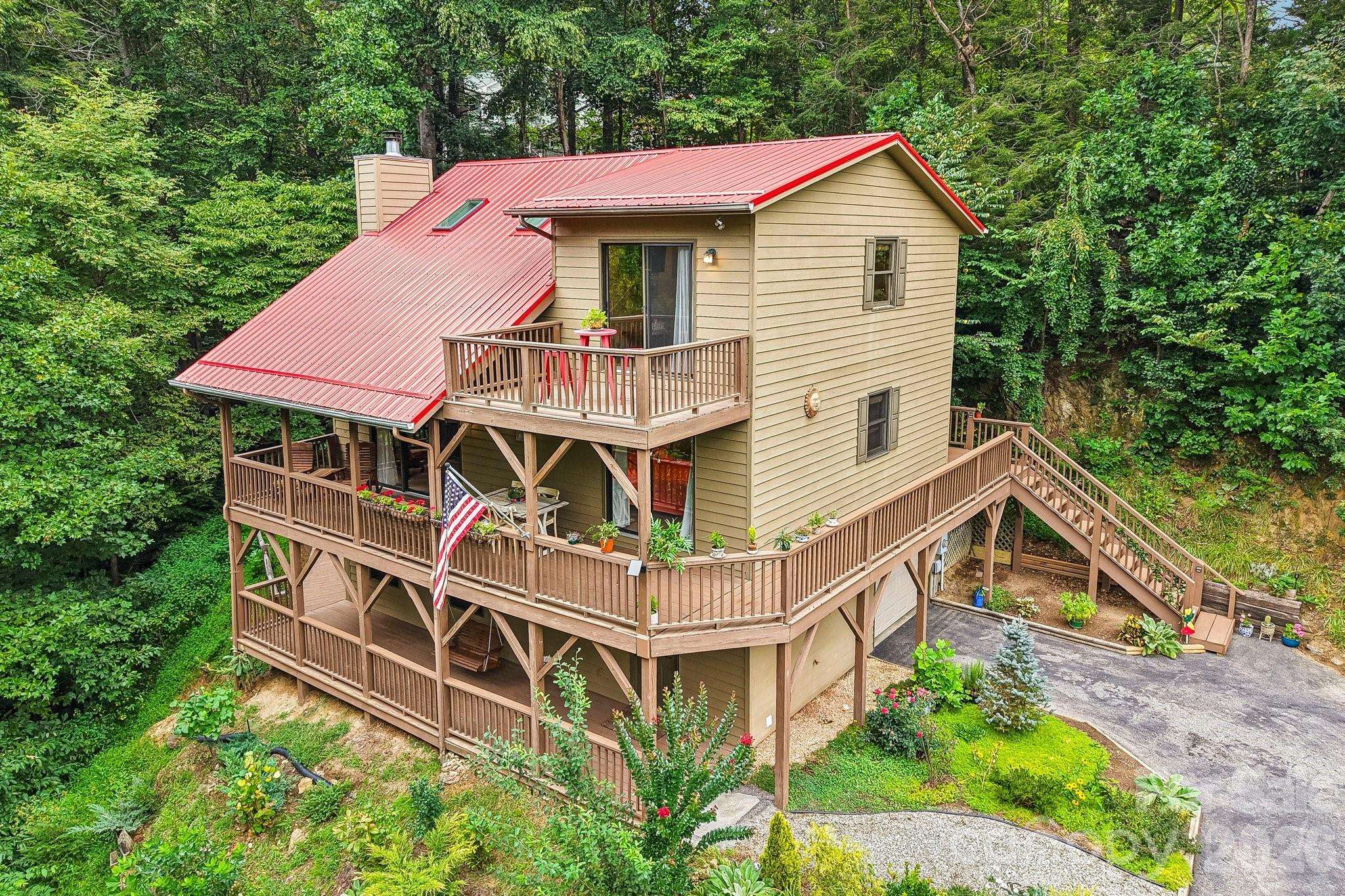 36 Nicholas LN, Maggie Valley, NC 28751