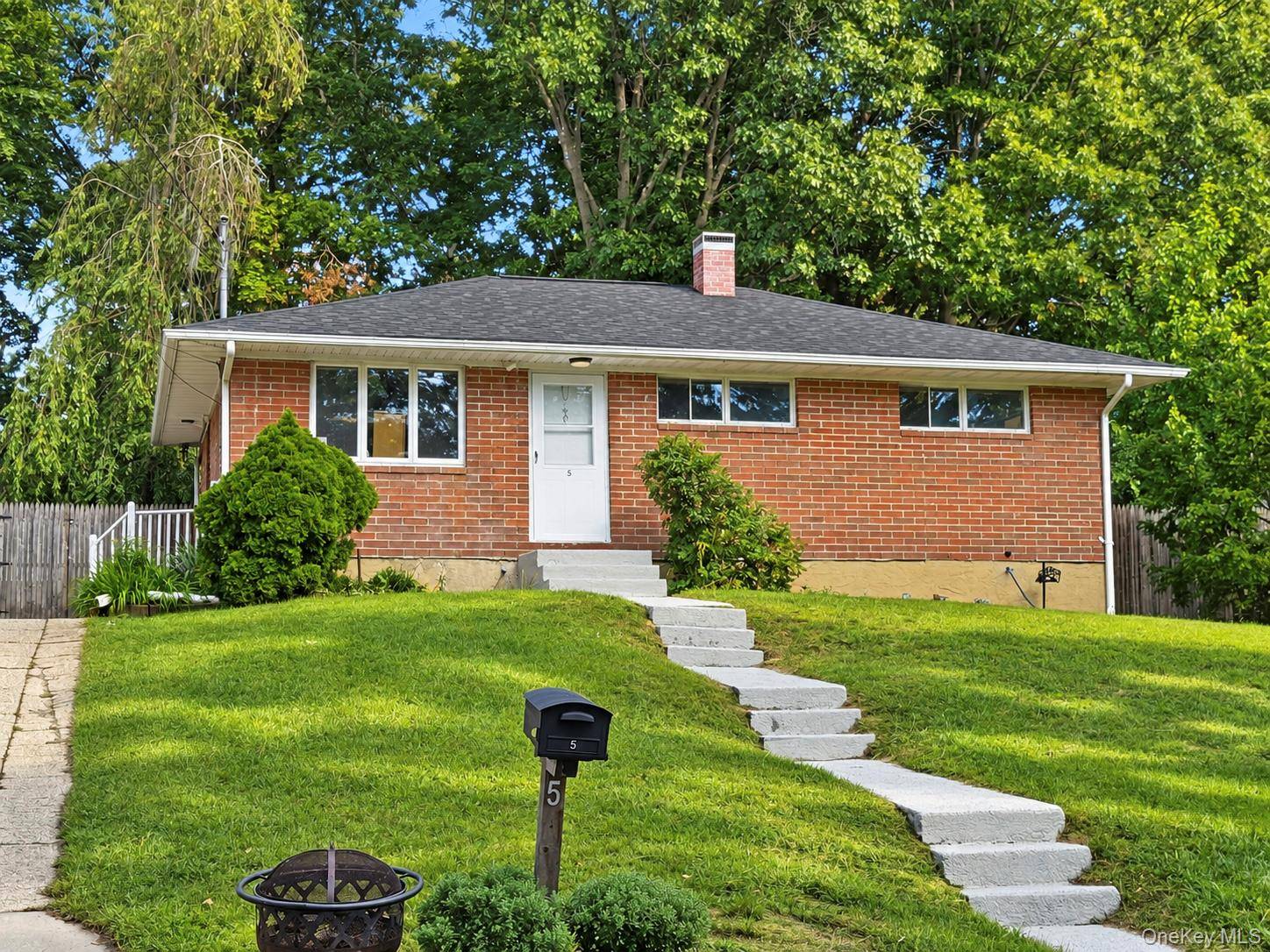 5 Robin RD, Selden, NY 11784