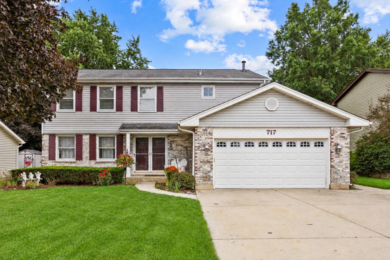 717 S Point DR, Schaumburg, IL 60193